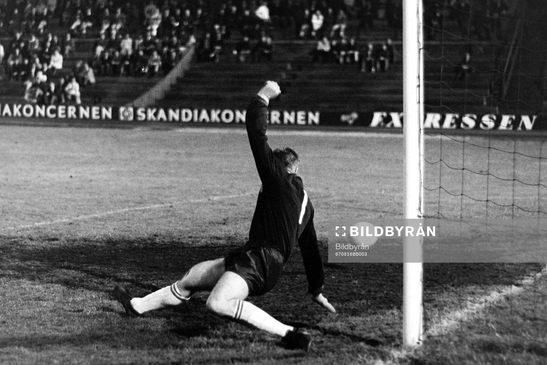 Fotboll, Svenska Cupen, Djurgården - Gais, 0-2: Bollen smiter förbi Ronney Pettersson, målvakt i Djurgården.