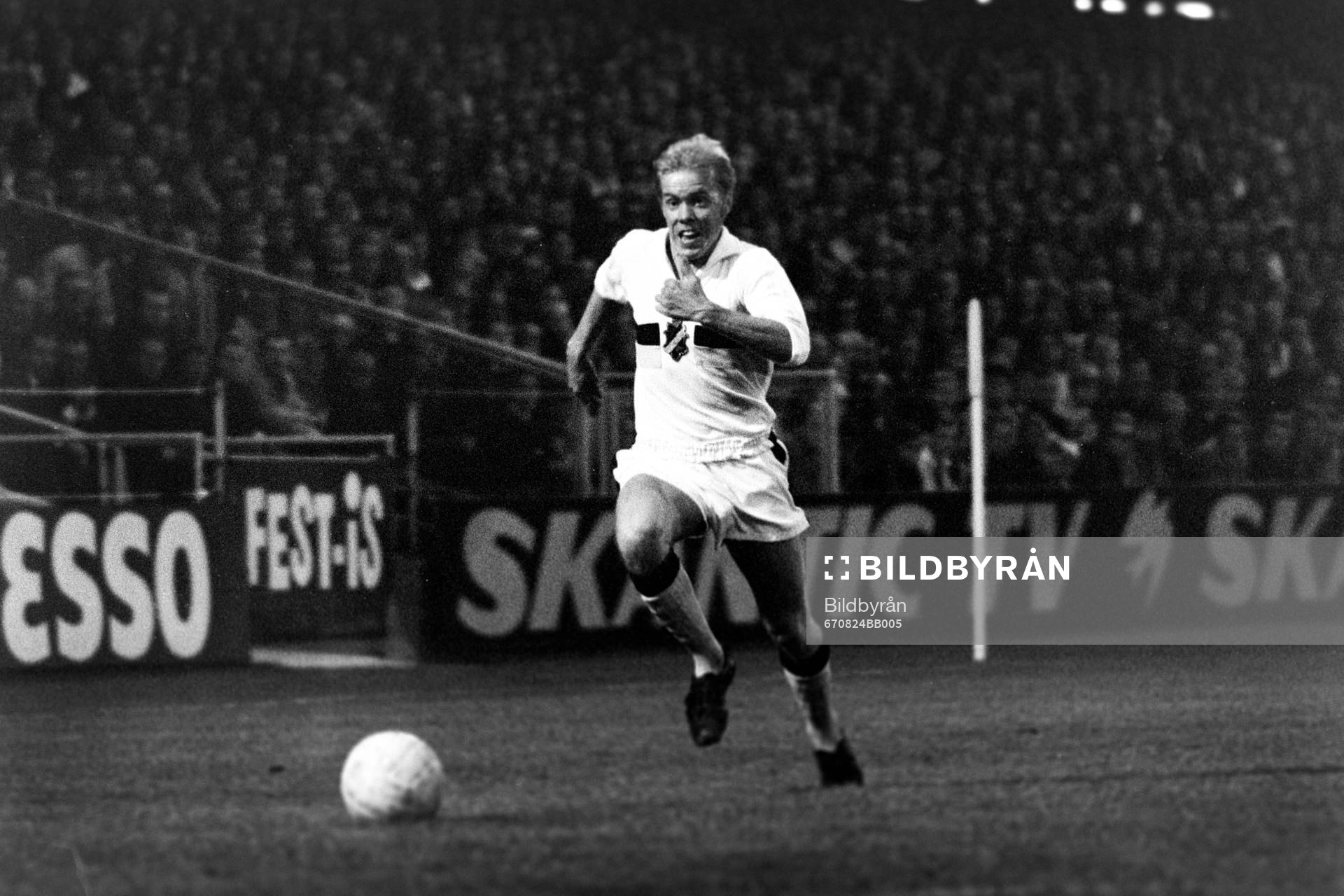 Fotboll, Allsvenskan, AIK - Djurgården, 0-0: Björn Carlsson, AIK med bollen.