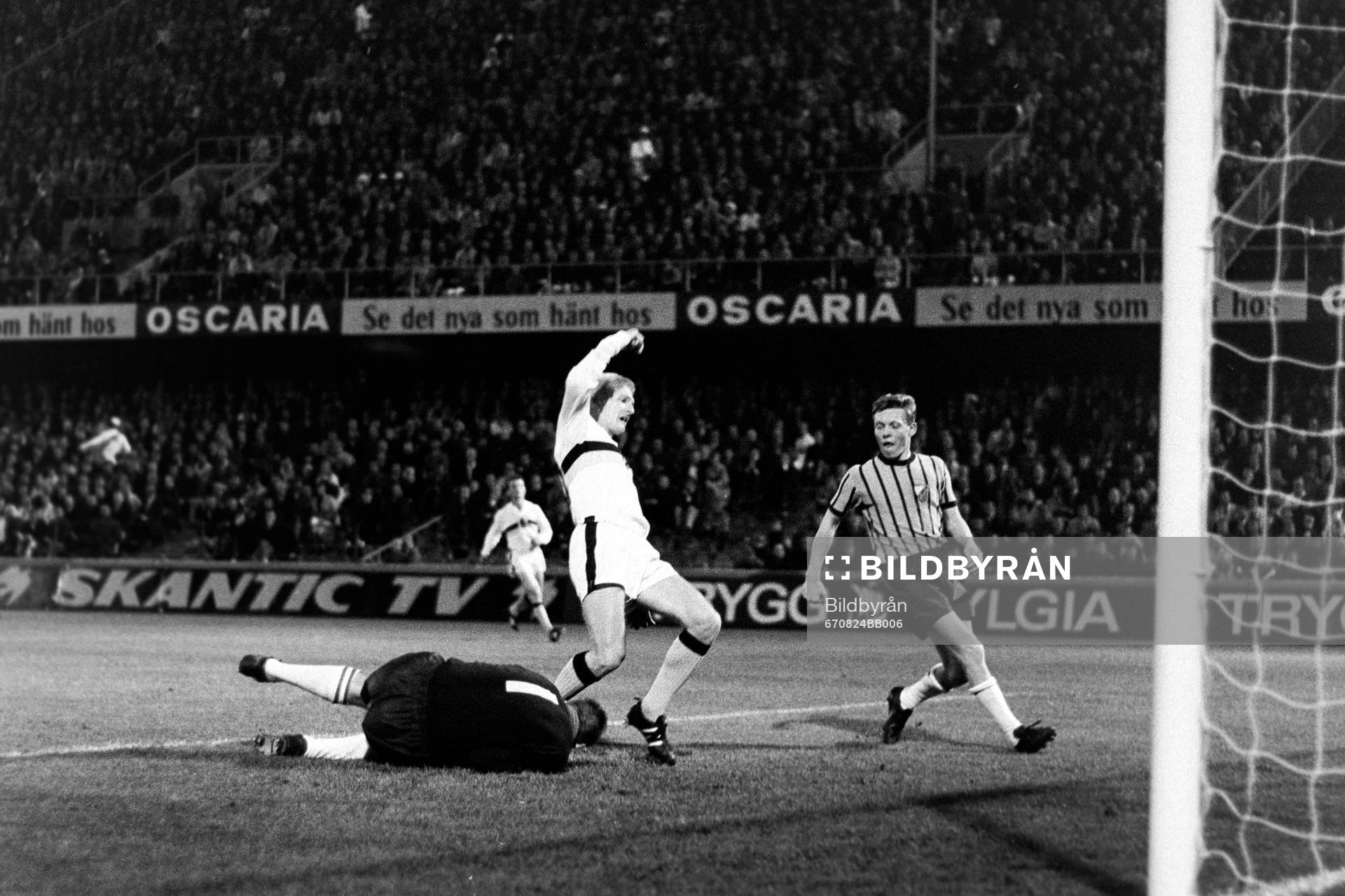Djurgårdens målvakt Ronney Pettersson med bollen i