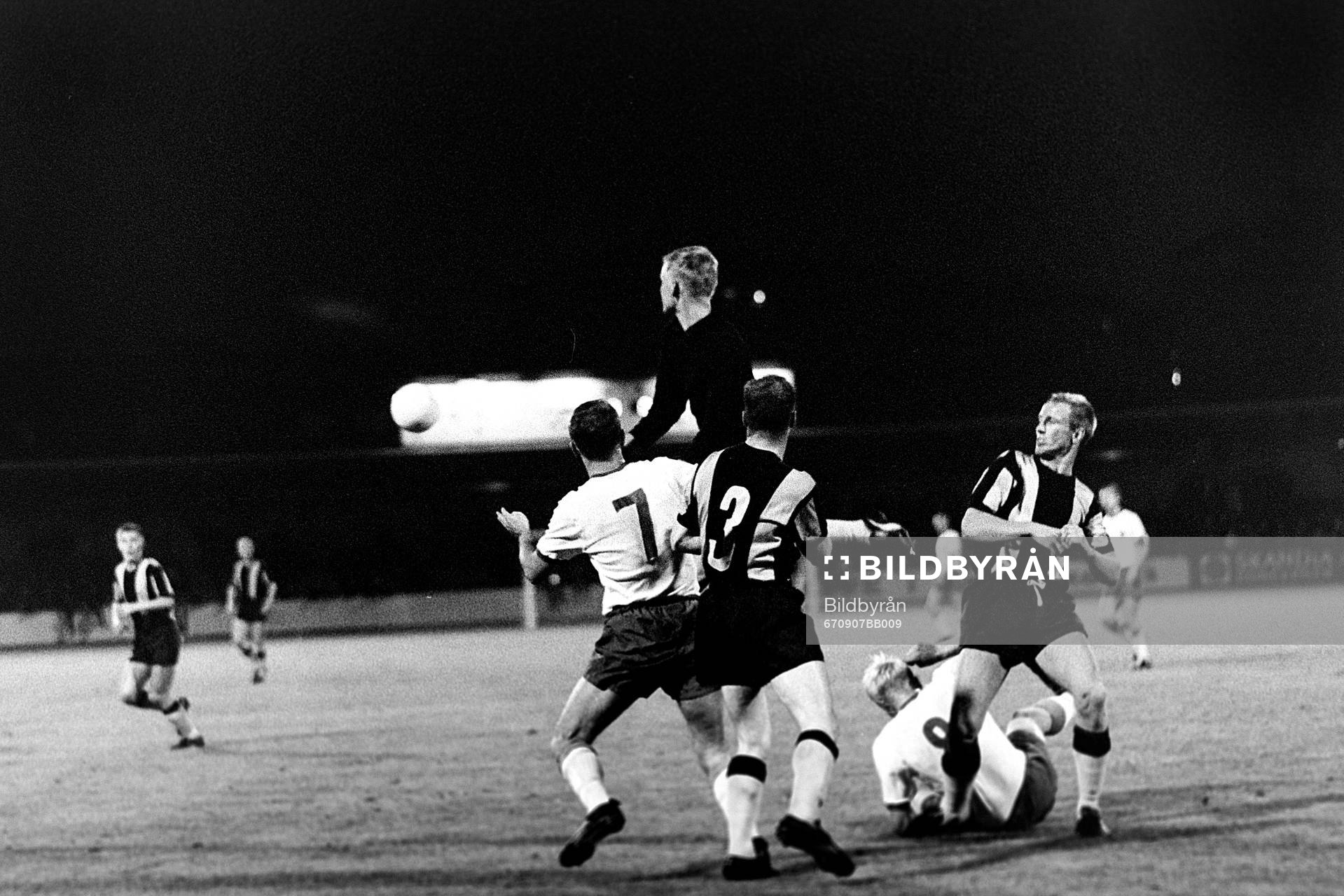 Ronnie Hellström, målvakt i Hammarby i en luftduell