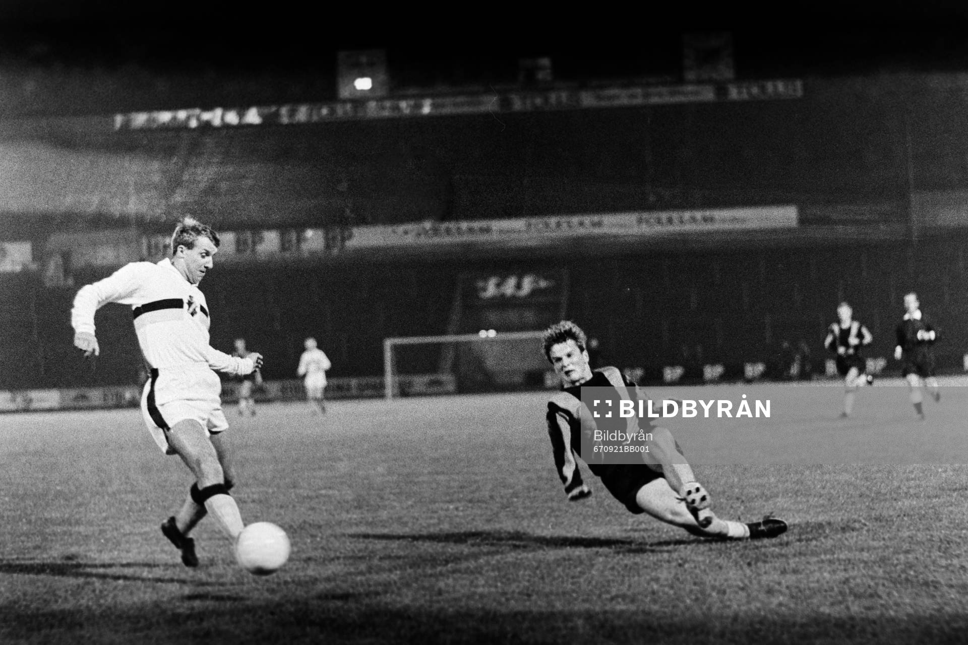 Owe Ohlsson, AIK med bollen utmanas av Rolf Andersson,