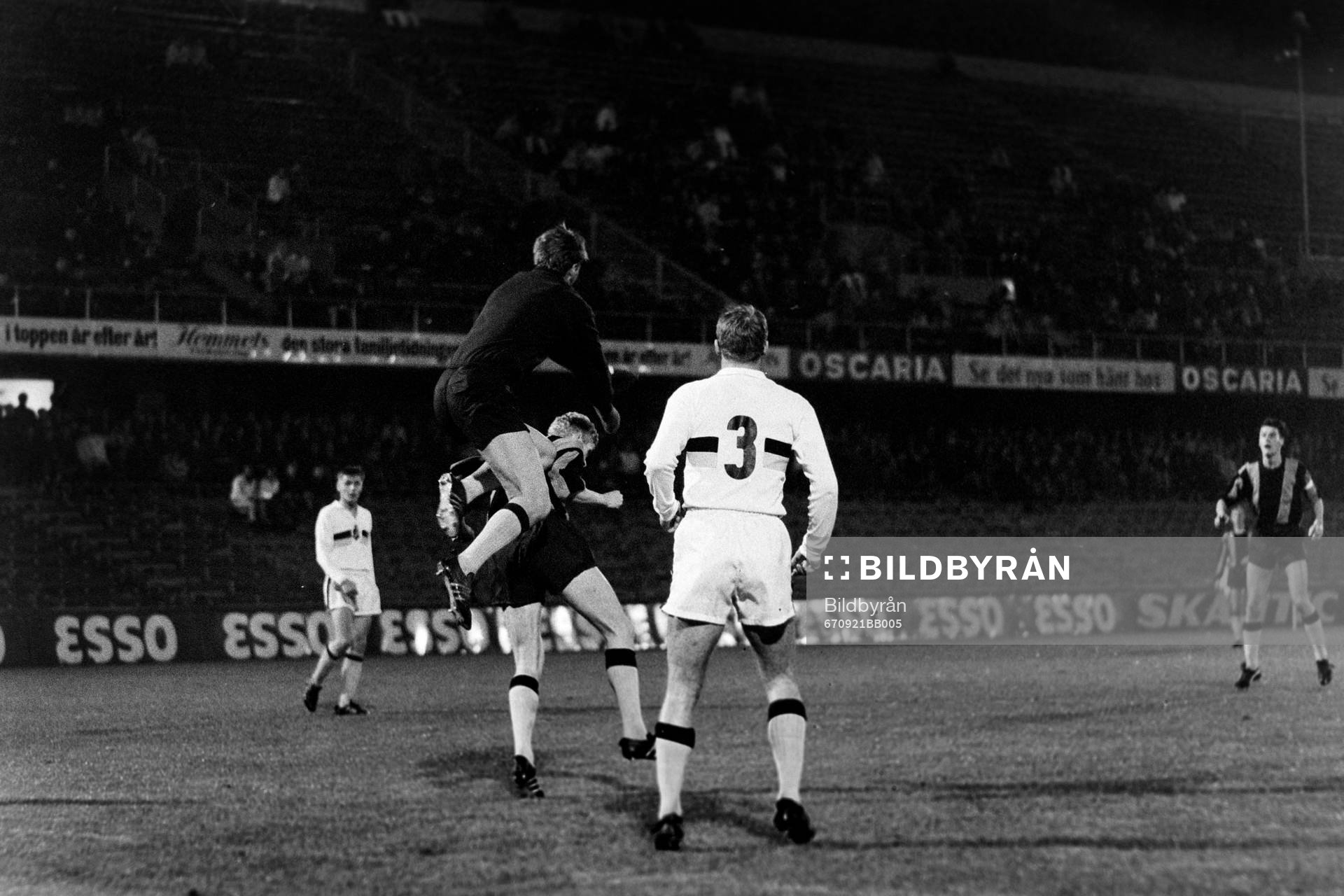 AIK:S målvakt Gunnar Lund i en luftduell
