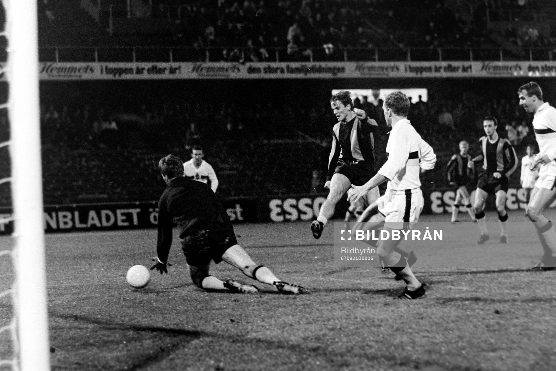 Rolf Andersson, Hammarby framför AIK:s målvakt Gunnar Lund