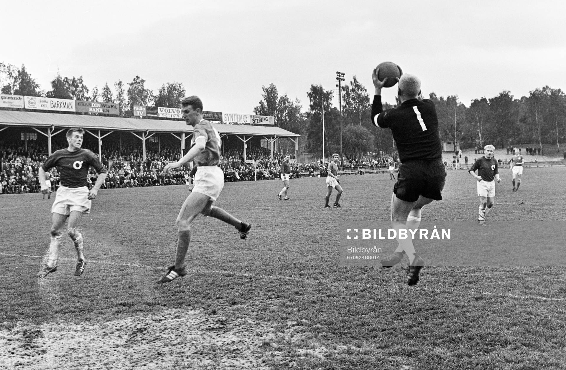 Degerfors målvakt med bollen i säkert förvar