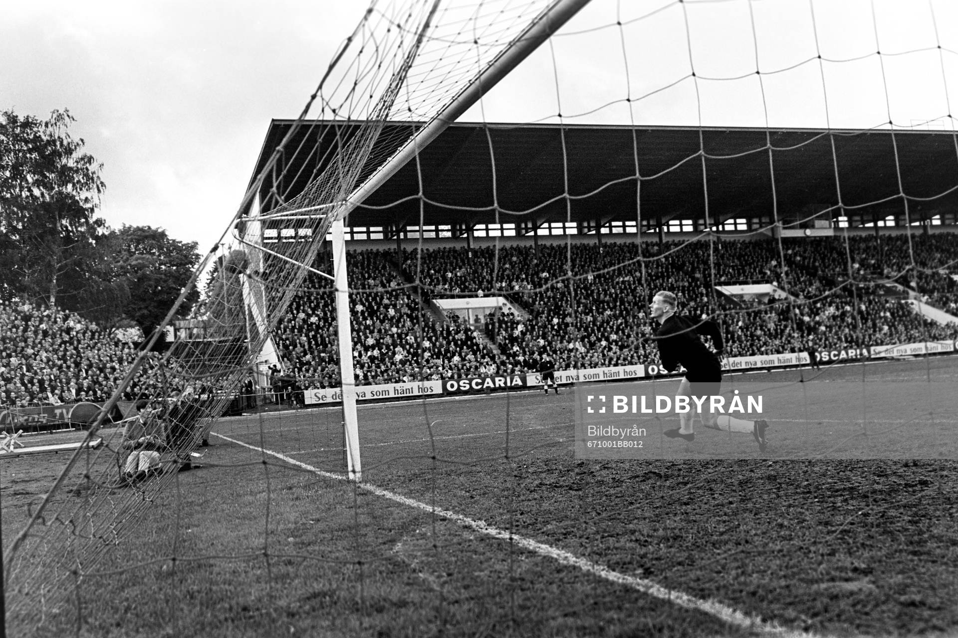 Fotboll, Allsvenskan, Norrköping - Malmö FF, 2-2: Bollen i mål bakom Bengt Lindström, målvakt i Norrköping.