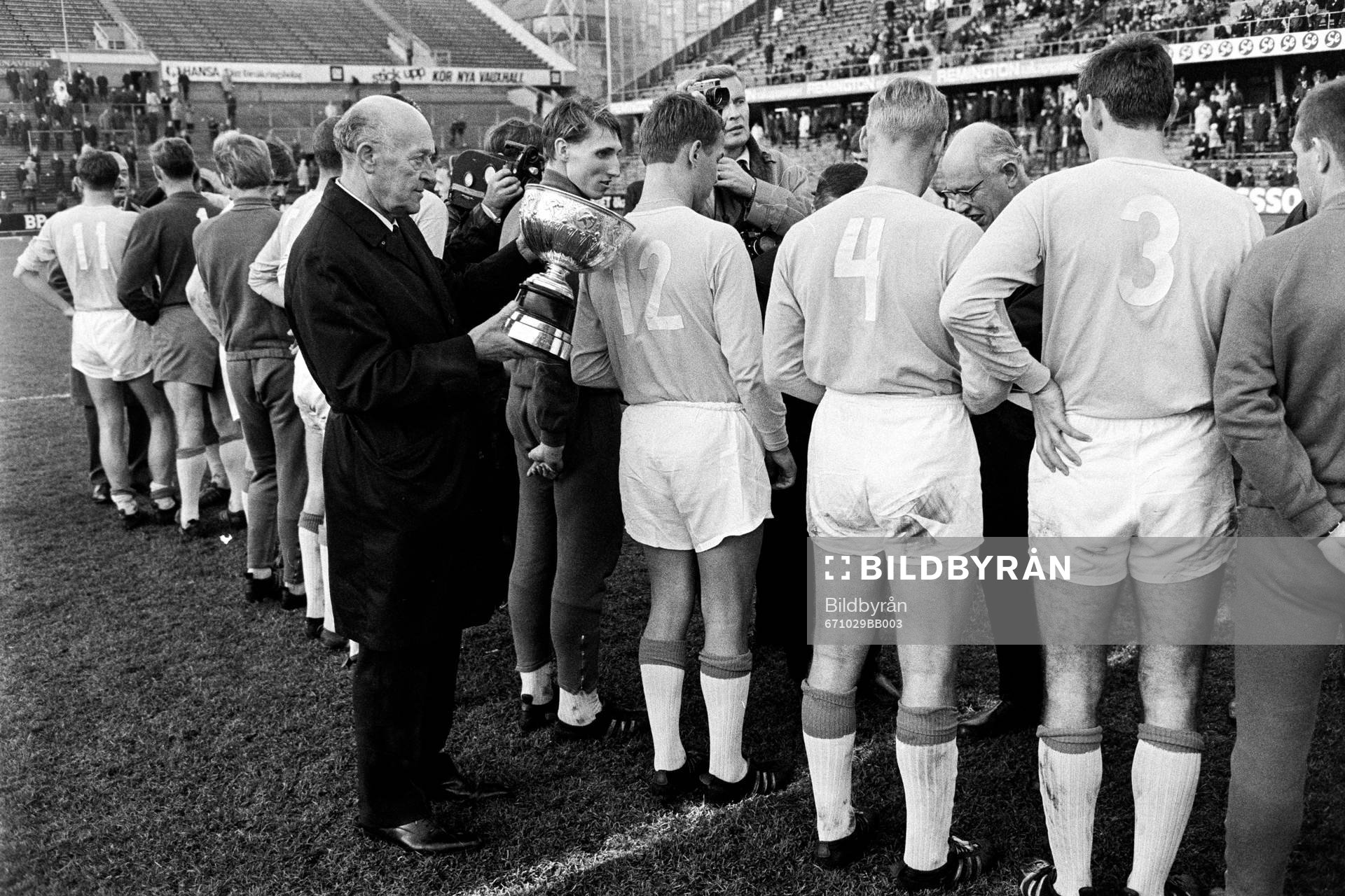 Ordförande Eric Persson, Malmö FF med von Rosens pokal.