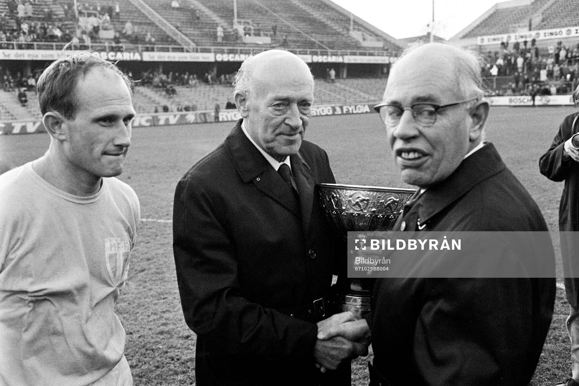 Fotboll, Allsvenskan, AIK - Malmö FF, 1-4: Ingvar Svahn och ordförande Eric Persson, Malmö FF med von Rosens pokal. Malmö FF, svenska mästare. Prisutdelare Gunnar Lange ordförande i Svenska Fotbollförbundet.
