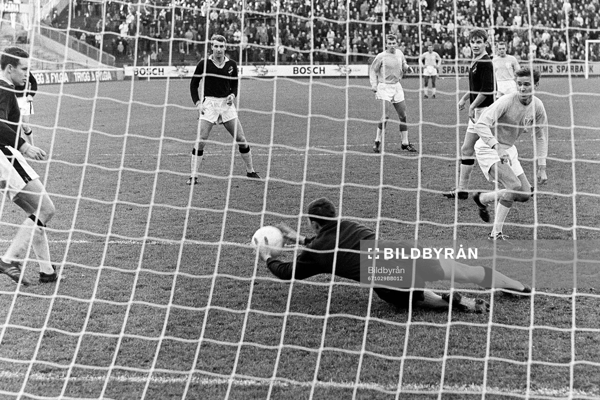 Situation framför AIK:s målvakt Leif Hult