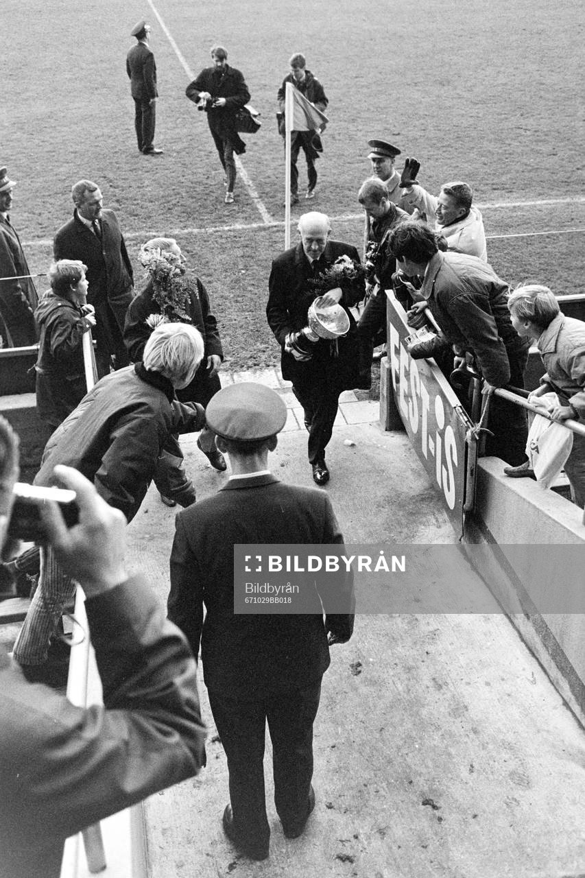 Ordförande Eric Persson, Malmö FF med von Rosens pokal.