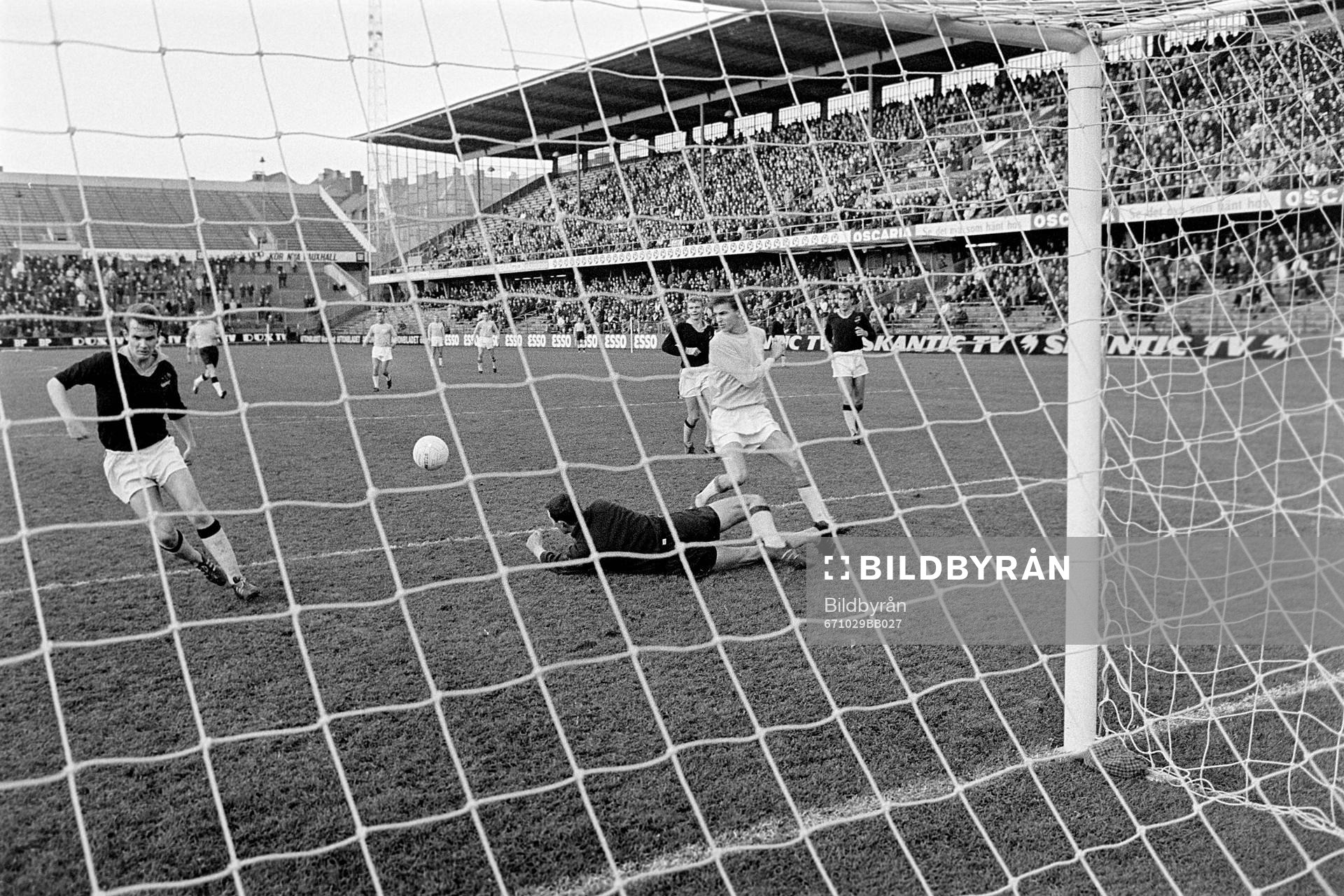 Fotboll, Allsvenskan, AIK - Malmö FF, 1-4: Situation framför Leif Hult, målvakt i AIK.