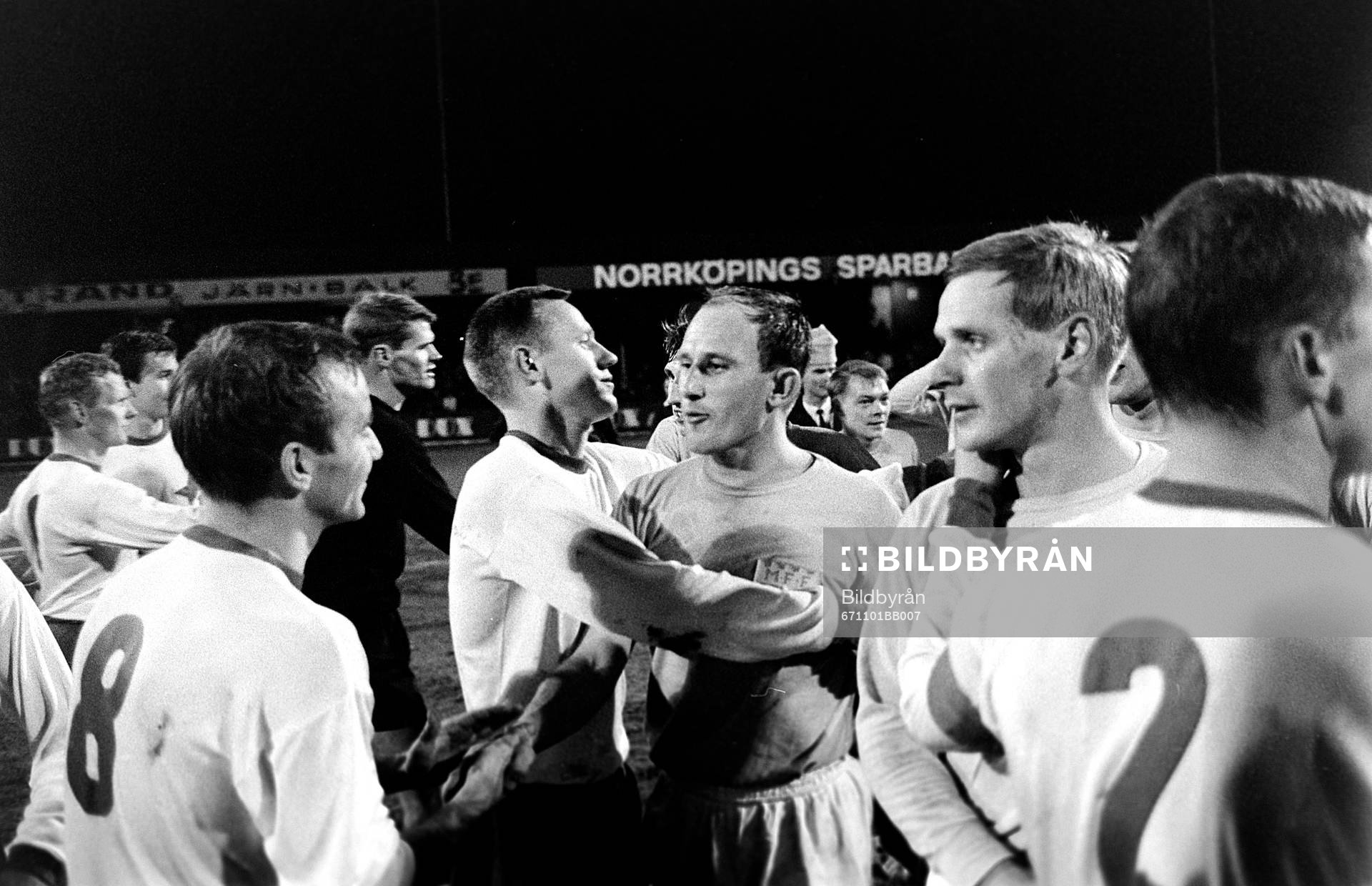 Fotboll, Svenska Cupen, final, IFK Norrköping - Malmö FF, 0-2: Norrköpings Björn Nordqvist gratulerar malmös Ingvar Svahn efter segern. Malmö FF blev det första laget med tre raka segrar i Svenska Cupen.