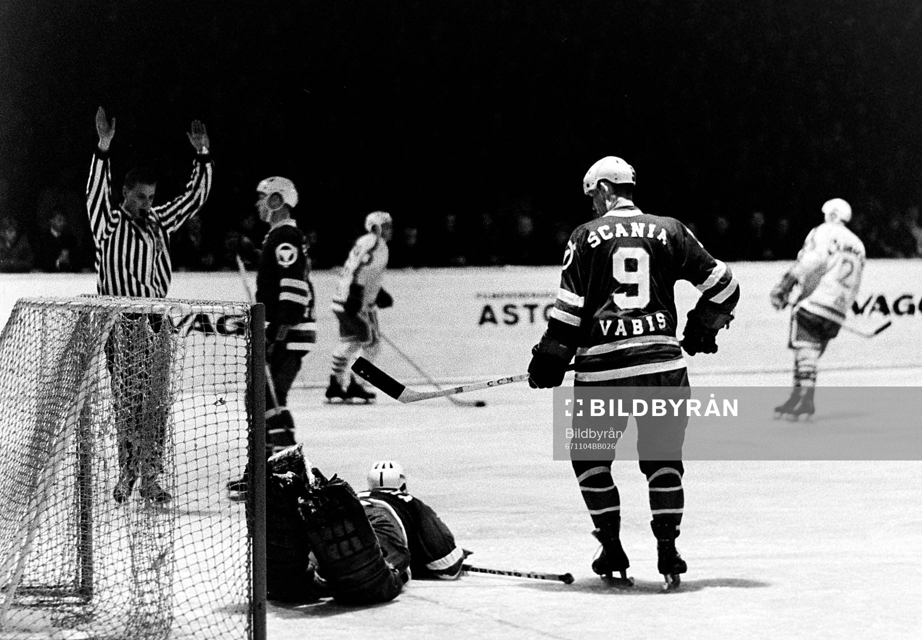 Södertäljes målvakt Kjell Svensson med pucken i säkert
