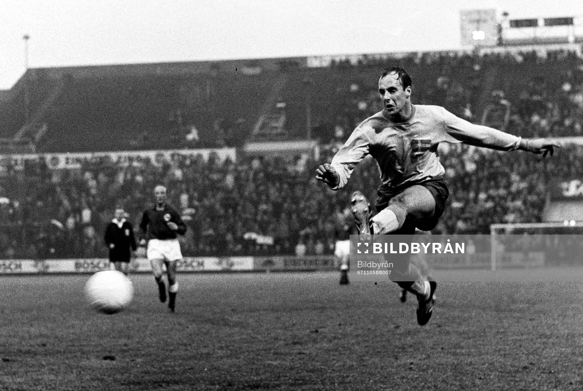 Sveriges Sven Lindman med bollen stoppas