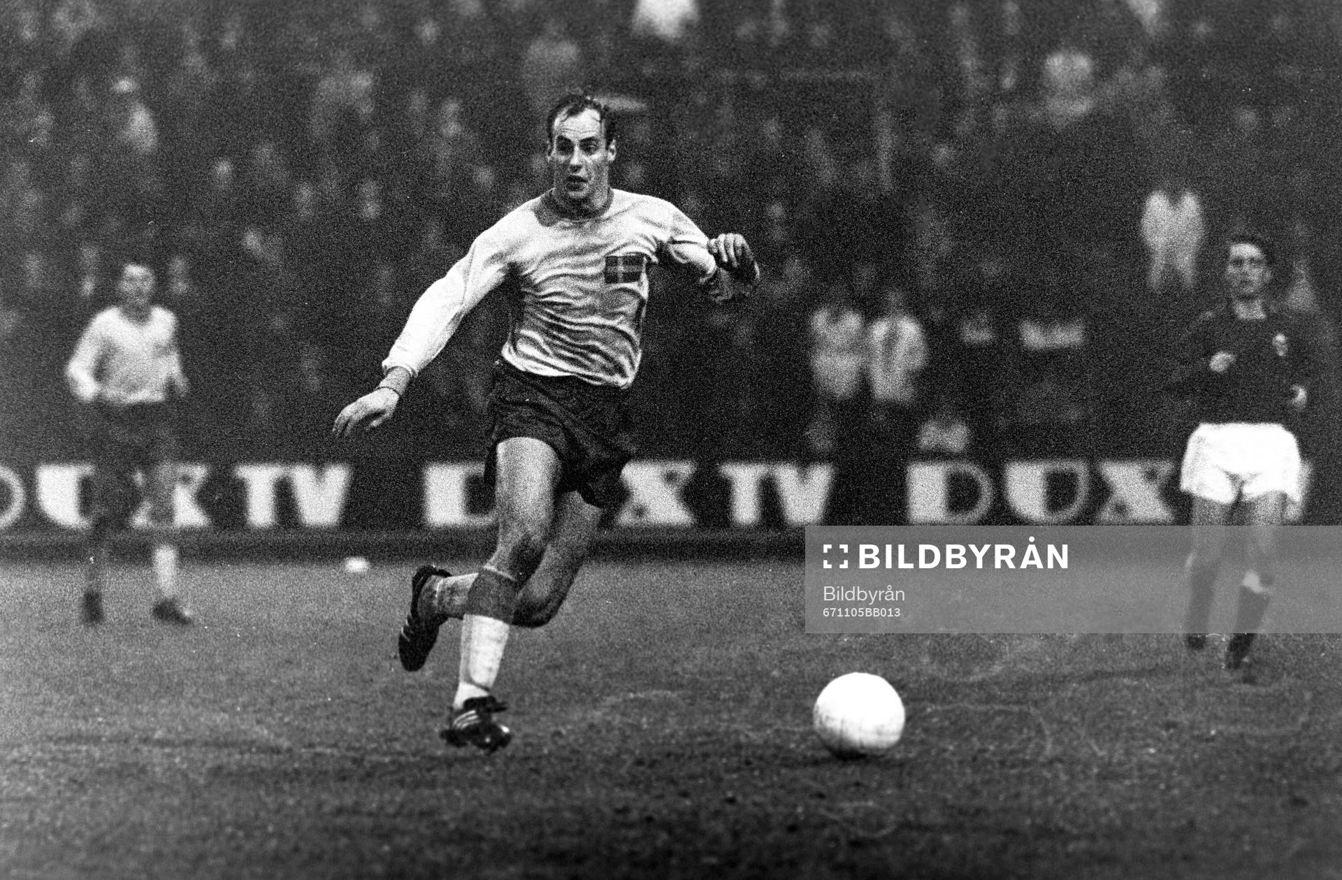 Sveriges Sven Lindman med bollen