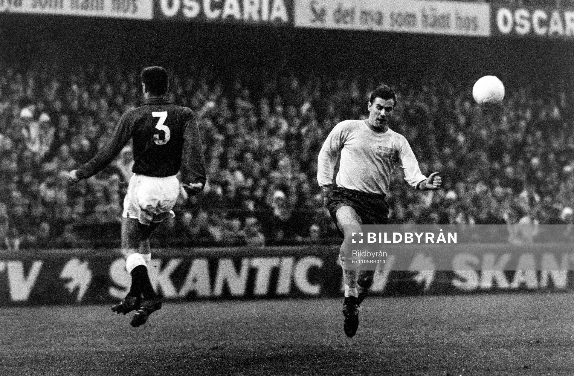 Sveriges Inge Danielsson med bollen