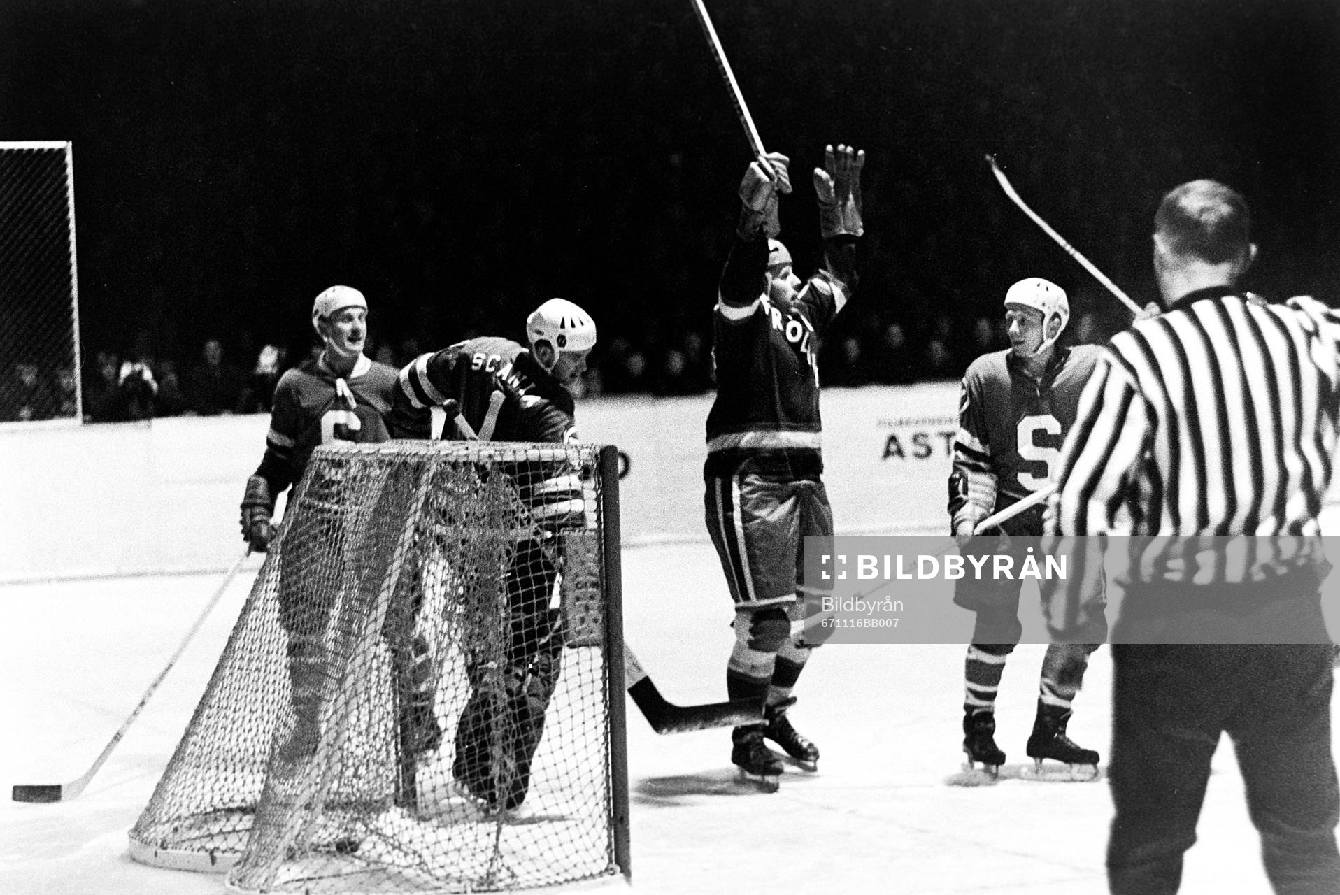 Ronald Pettersson och Frölunda jublar fetr mål