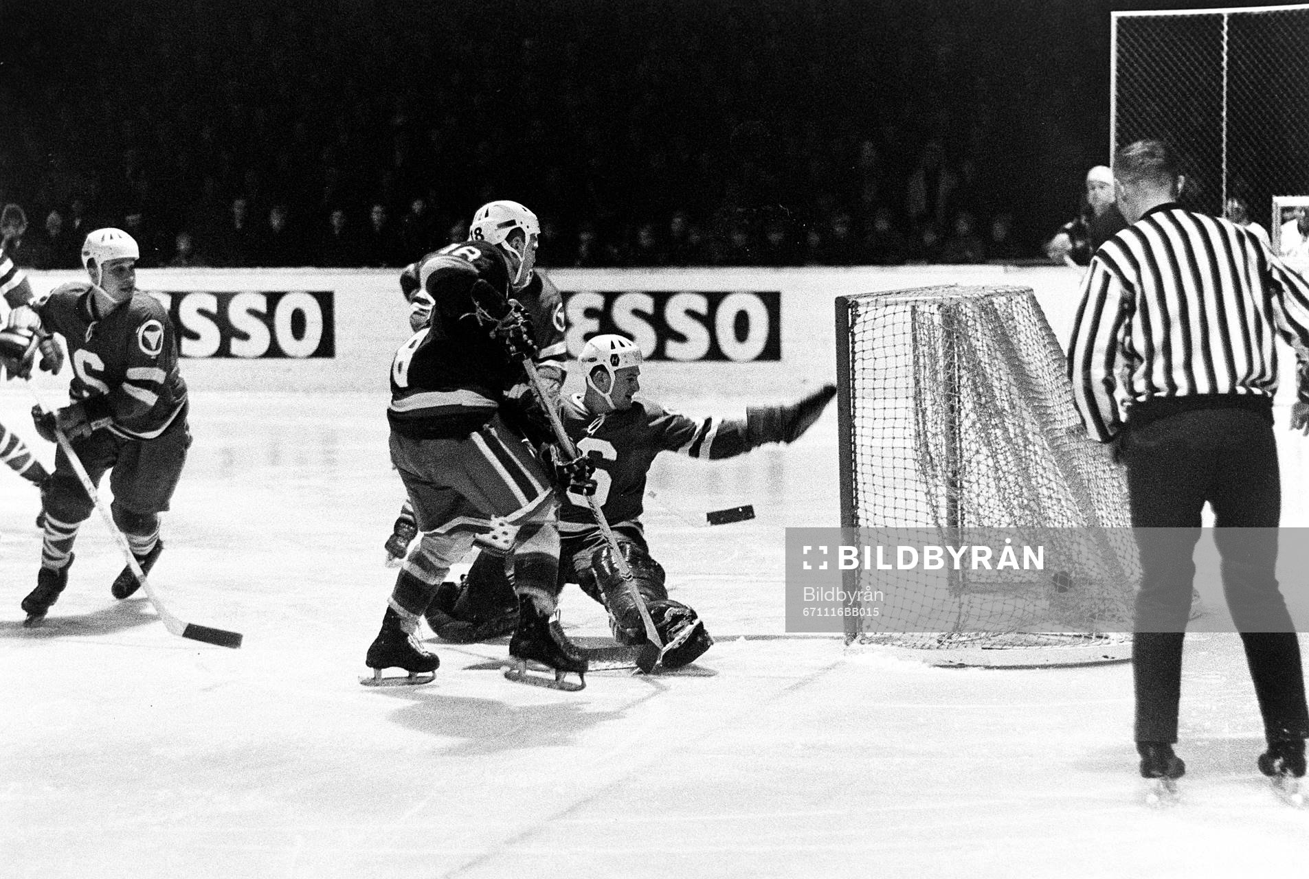 Pucken i mål bakom södertäljes målvakt Kjell Svensson