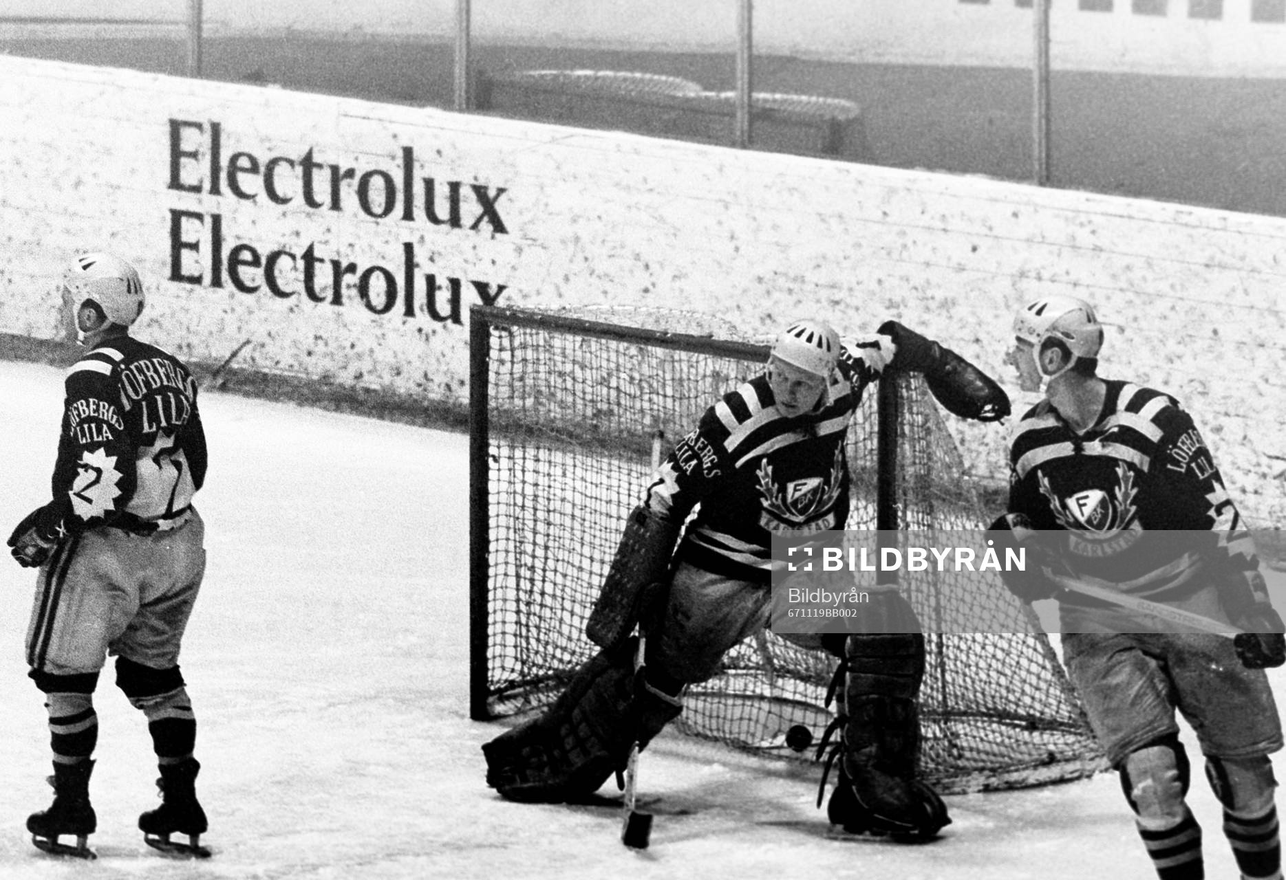 Pucken i mål bakom färjestads målvakt