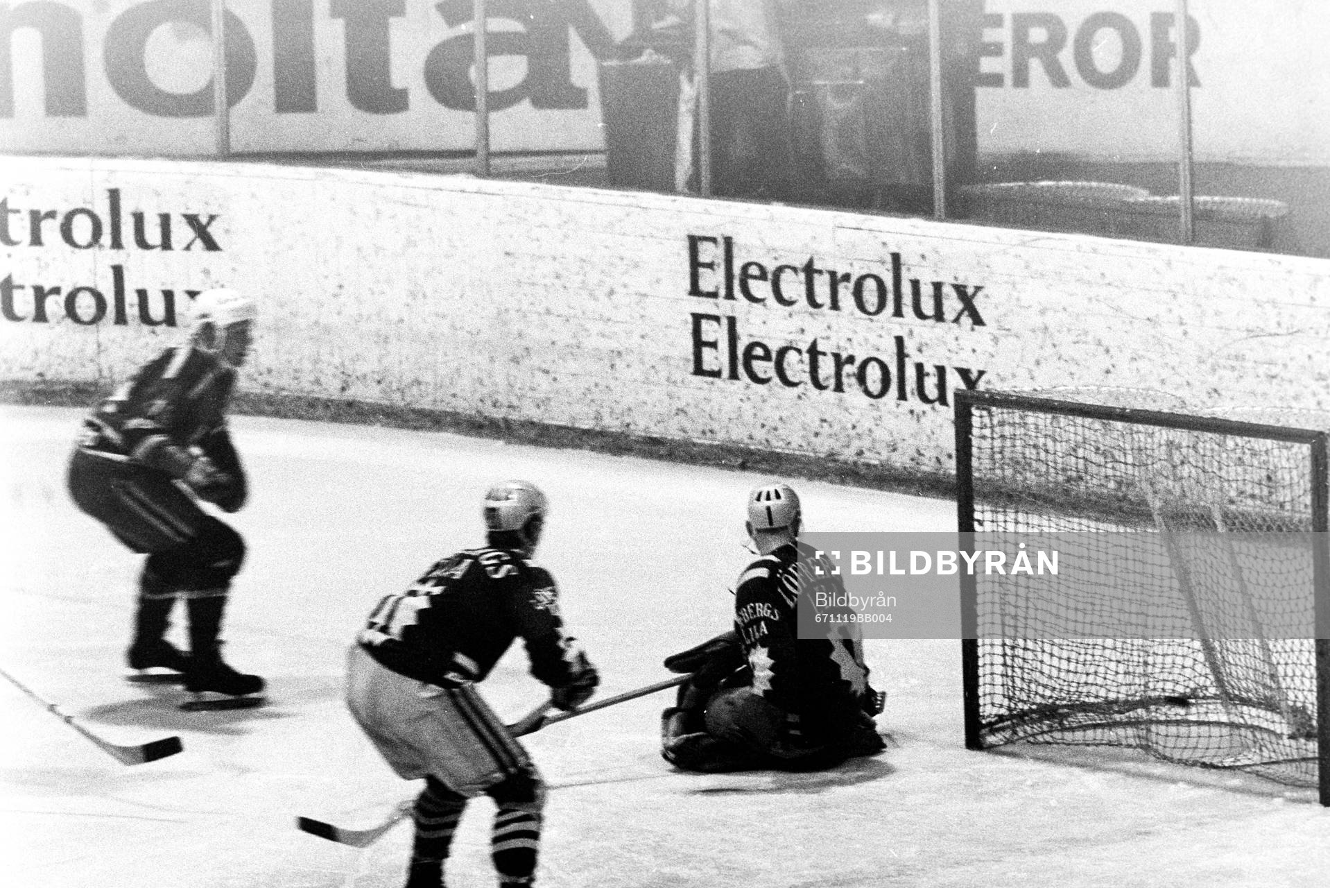 Pucken i mål bakom färjestads målvakt
