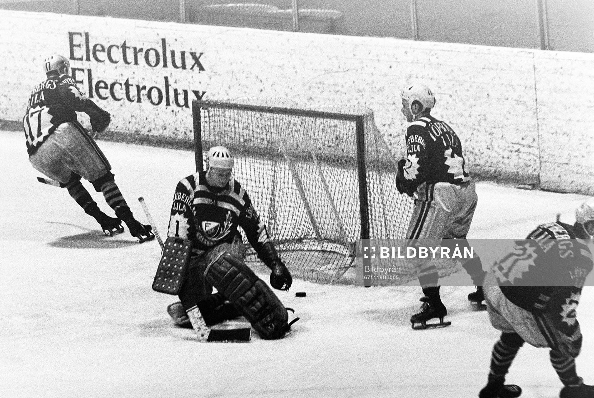 Pucken i mål bakom färjestads målvakt