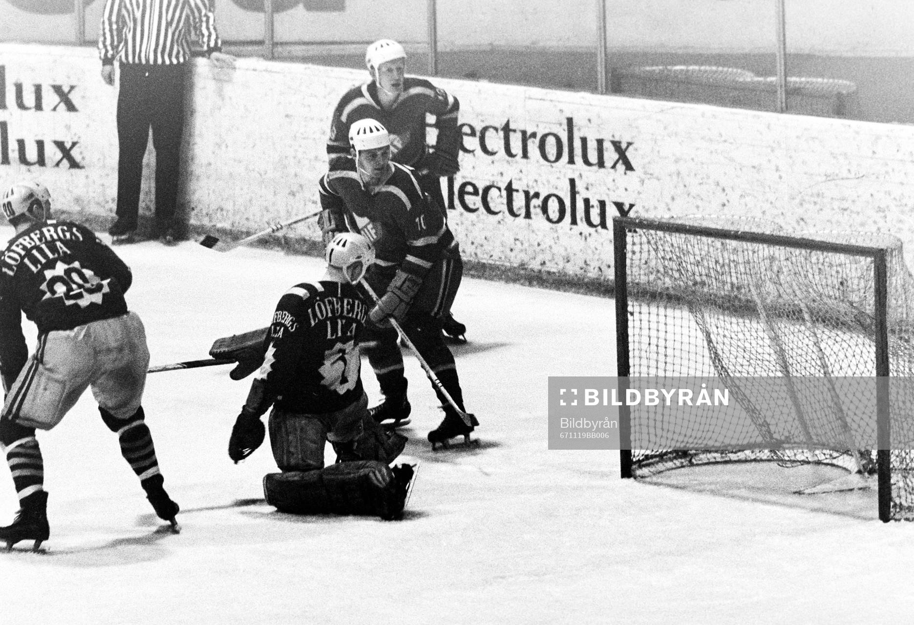 Pucken i mål bakom färjestads målvakt