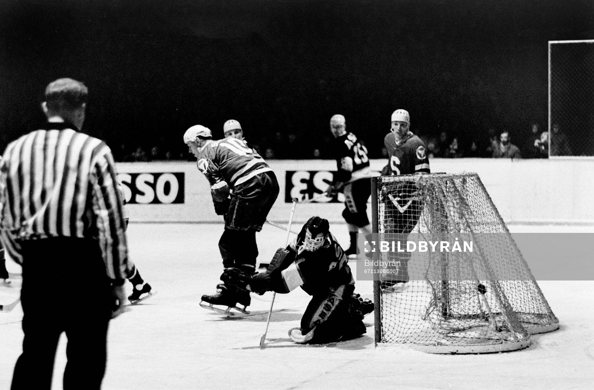 Pucken i mål bakom västerås målvakt