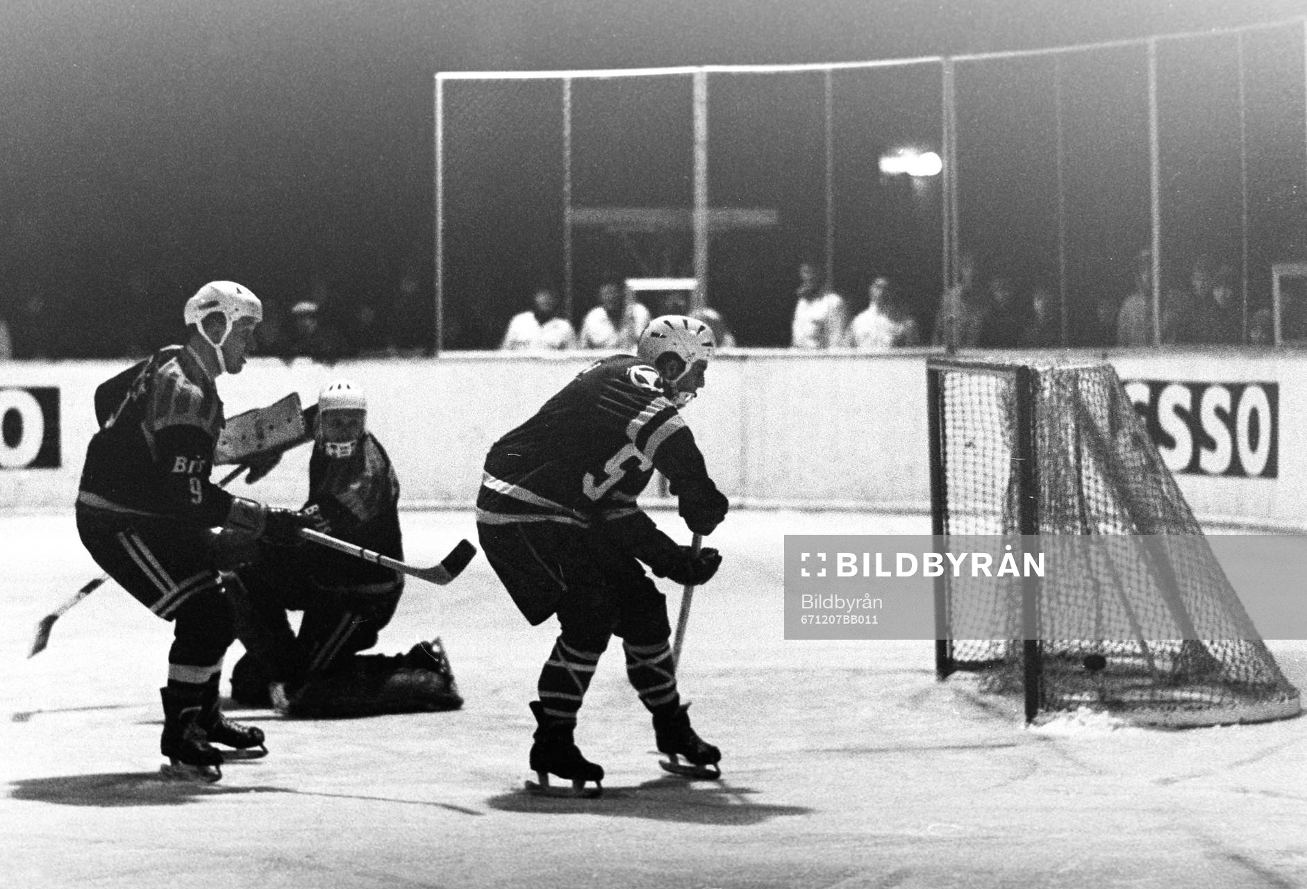 Pucken i mål bakom brynäs målvakt