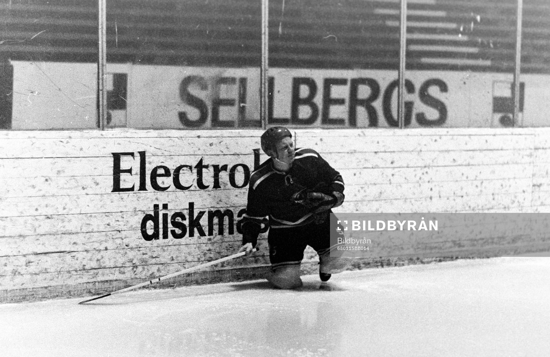 En tranebergsspelare ligger kvar vid sargen