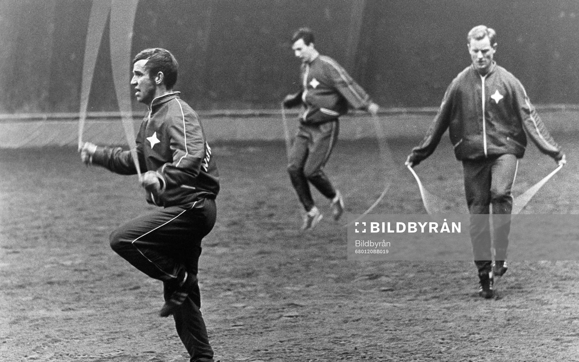 Fotboll, Sverige, Träning: Spelarna hoppar hopprep under träningen.