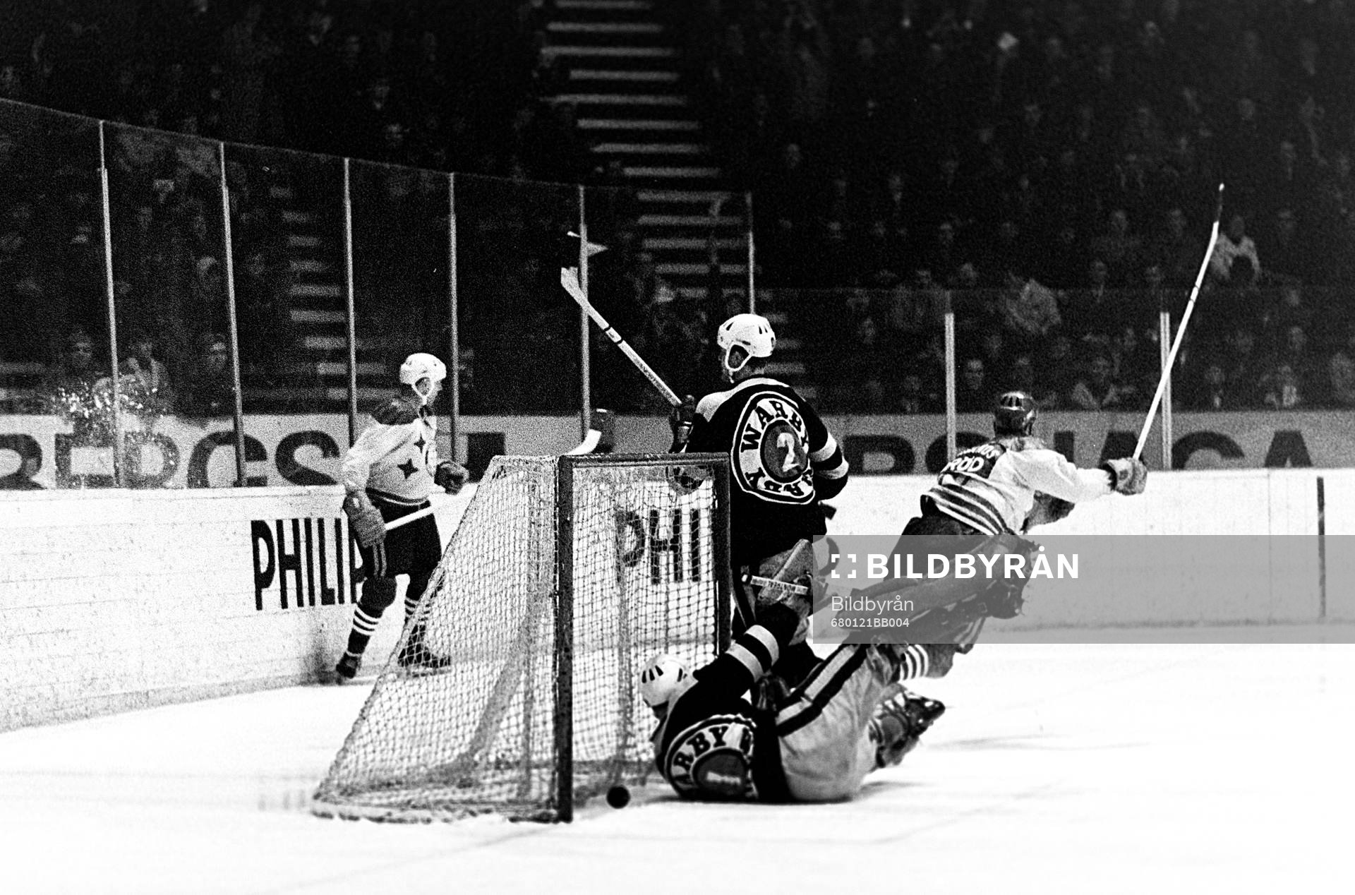 Pucken i mål bakom Leif Holmqvist, målvakt i AIK