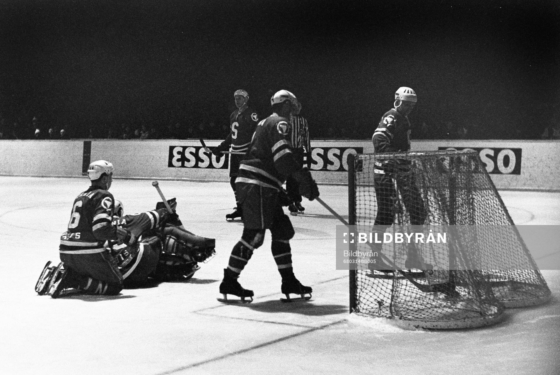 Pucken i mål bakom södertäljes målvakt