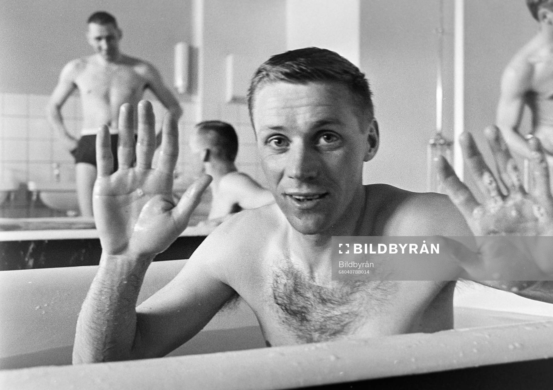 Fotboll, AIK - Öster: Harry Bild, Öster i badkaret efter matchen.