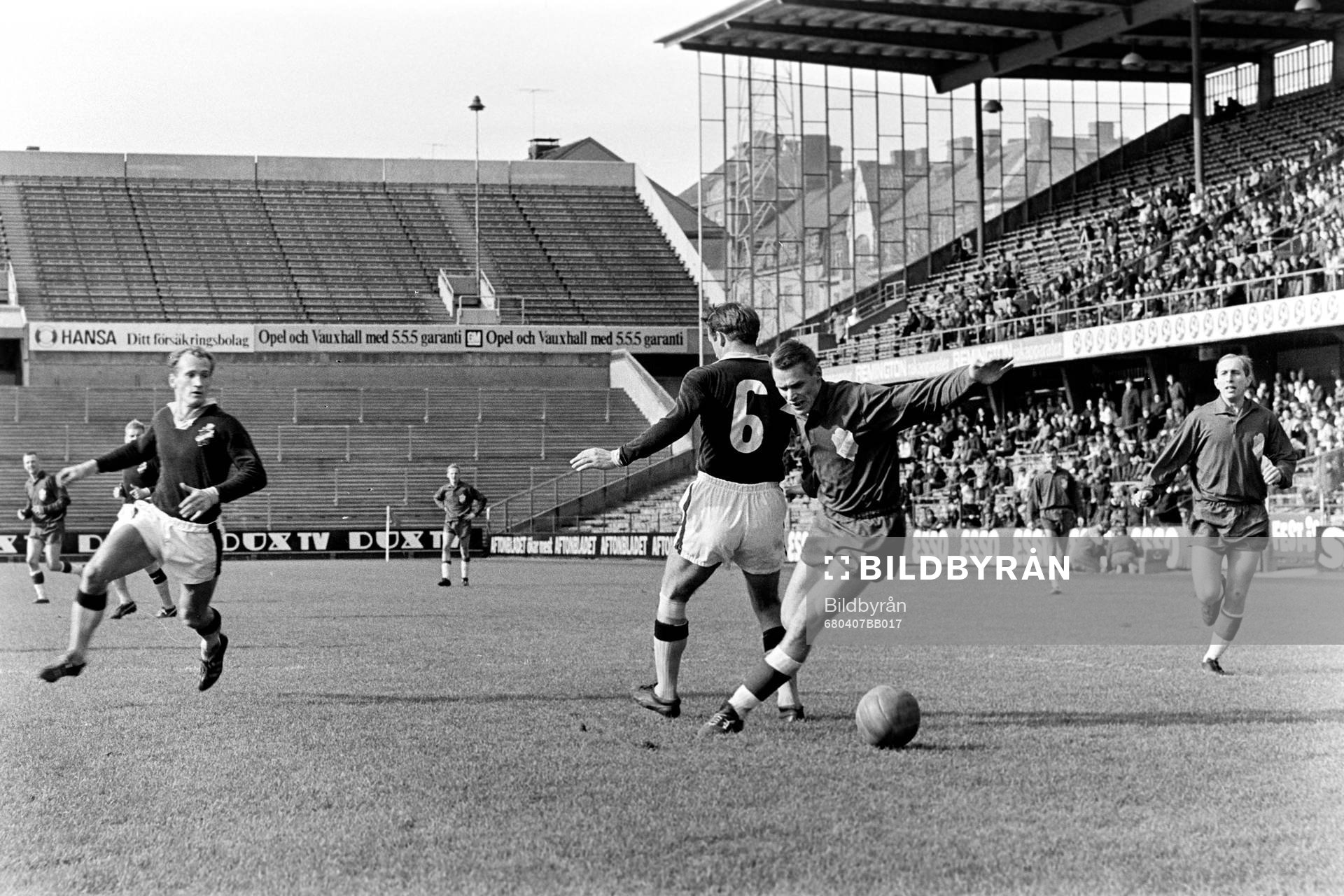 Fotboll, AIK - Öster: Harry Bild, Öster med bollen.