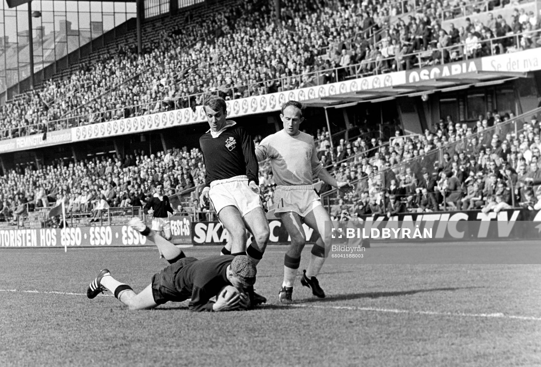 Malmös Ingvar Svahn framför Leif Hult, målvakt i AIK