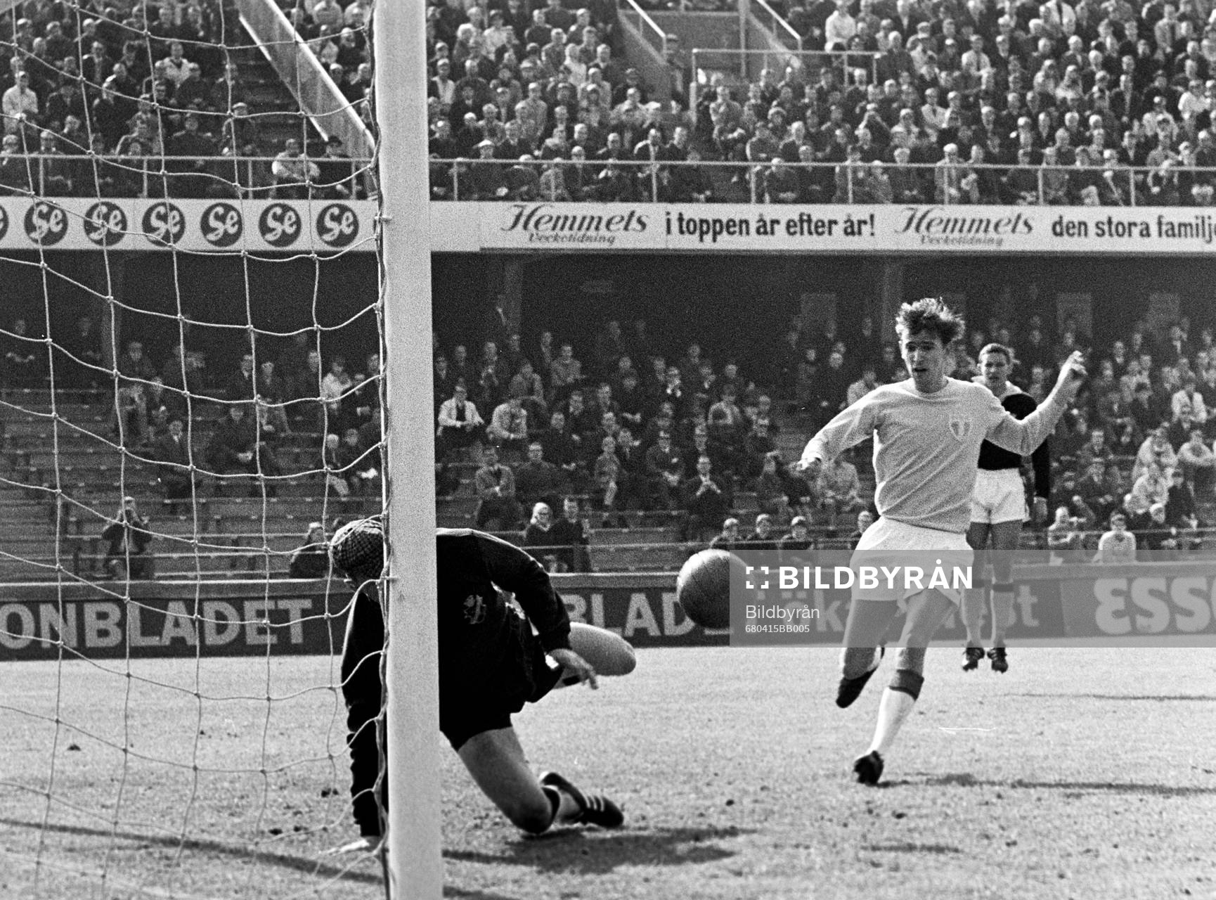 Fotboll, Allsvenskan, AIK - Malmö, 0-1: Malmös Dag Szepanski framför Leif Hult, målvakt i AIK.