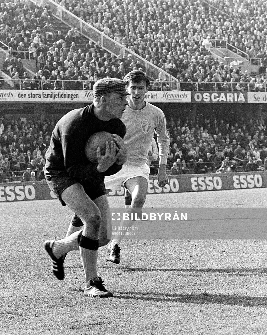 Fotboll, Allsvenskan, AIK - Malmö, 0-1: Malmös Dag Szepanski framför Leif Hult, målvakt i AIK.