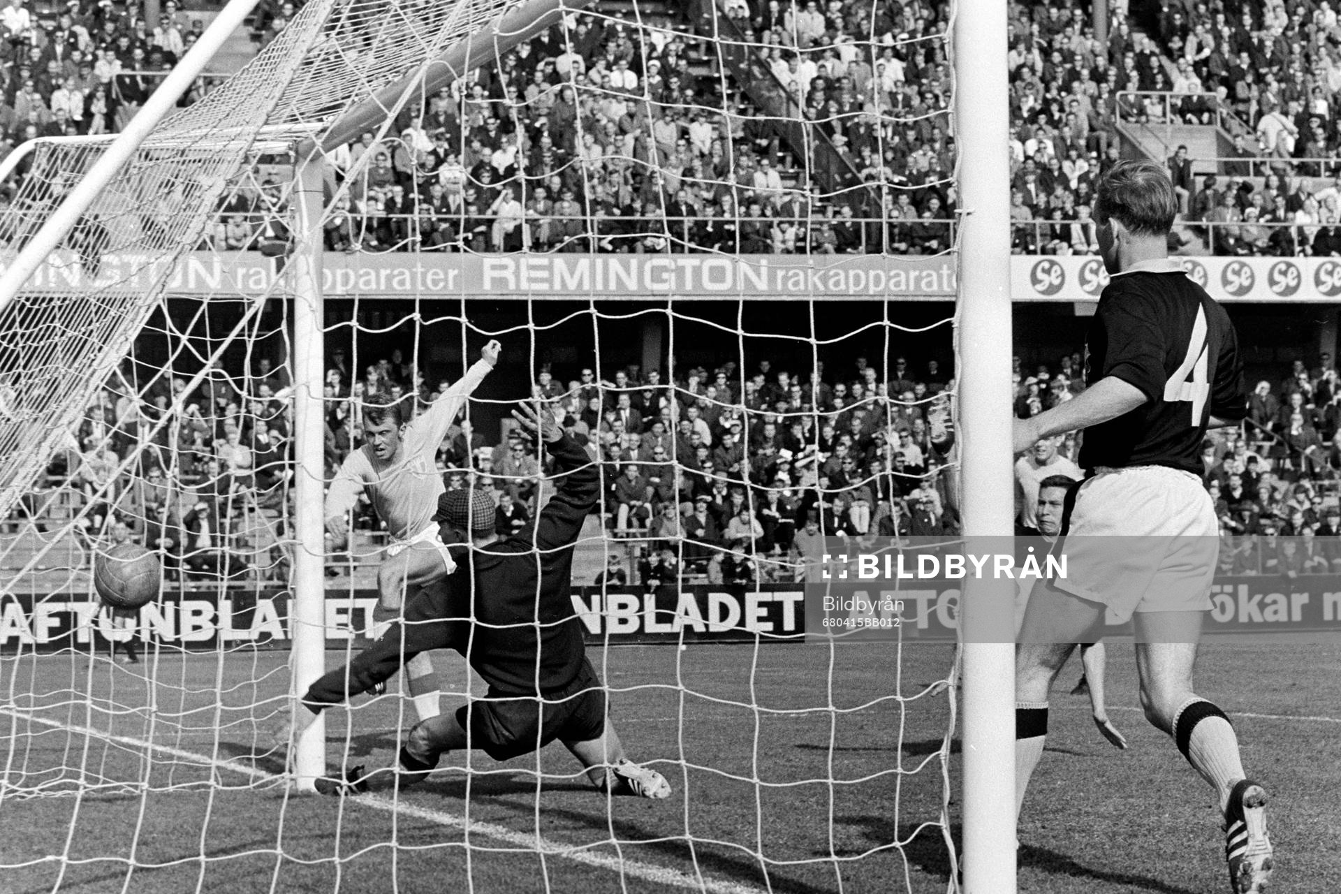 Malmös Curt Olsberg gör 0-1 på Leif Hult, målvakt i AIK