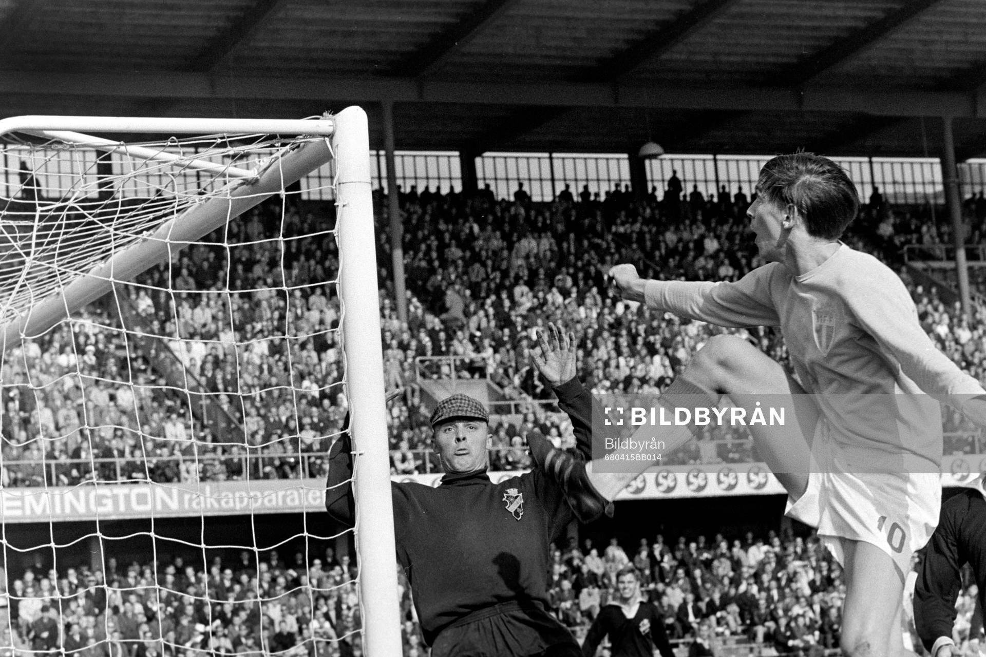 Fotboll, Allsvenskan, AIK - Malmö, 0-1: Malmös Dag Szepanski framför Leif Hult, målvakt i AIK.