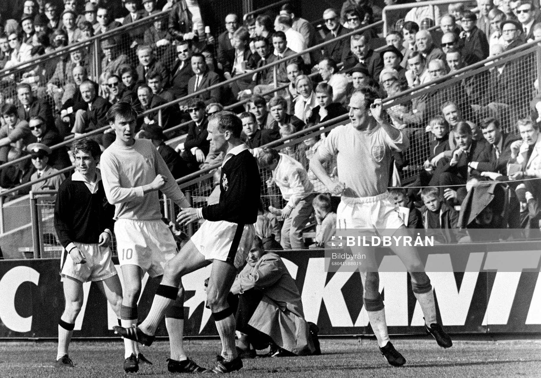 Fotboll, Allsvenskan, AIK - Malmö, 0-1: Malmös Dag Szepanski och Ingvar Svahn. Curt Edenvik, AIK i mitten. 