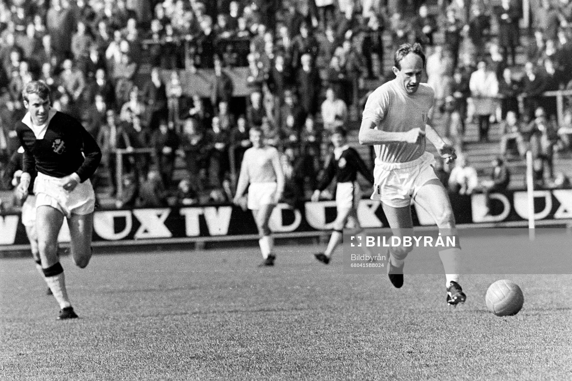 Fotboll, Allsvenskan, AIK - Malmö, 0-1: Ingvar Svahn, Malmö med bollen.