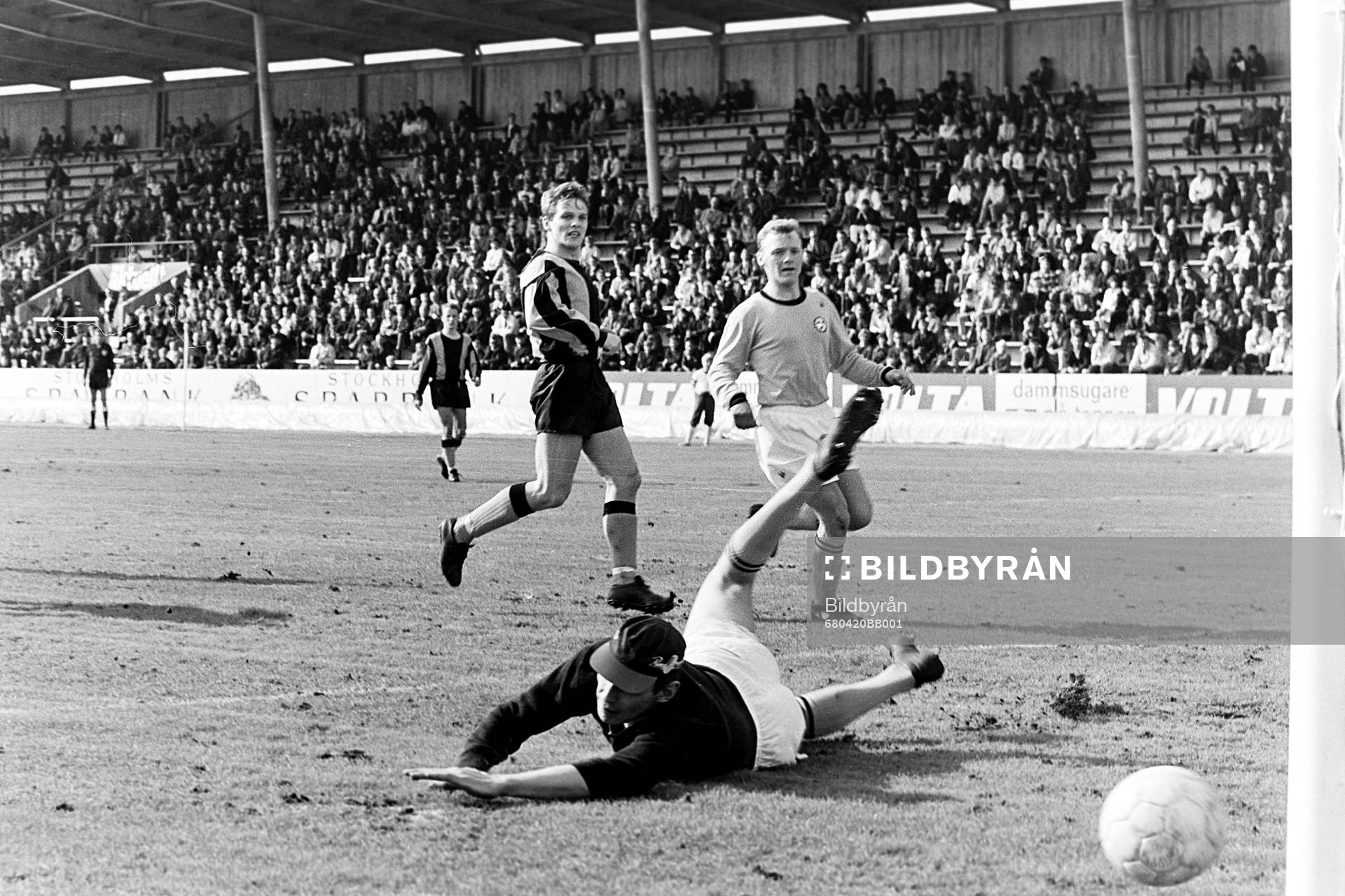 Hammarbys femmålsskytt Rolf Andersson gör ett av sina mål