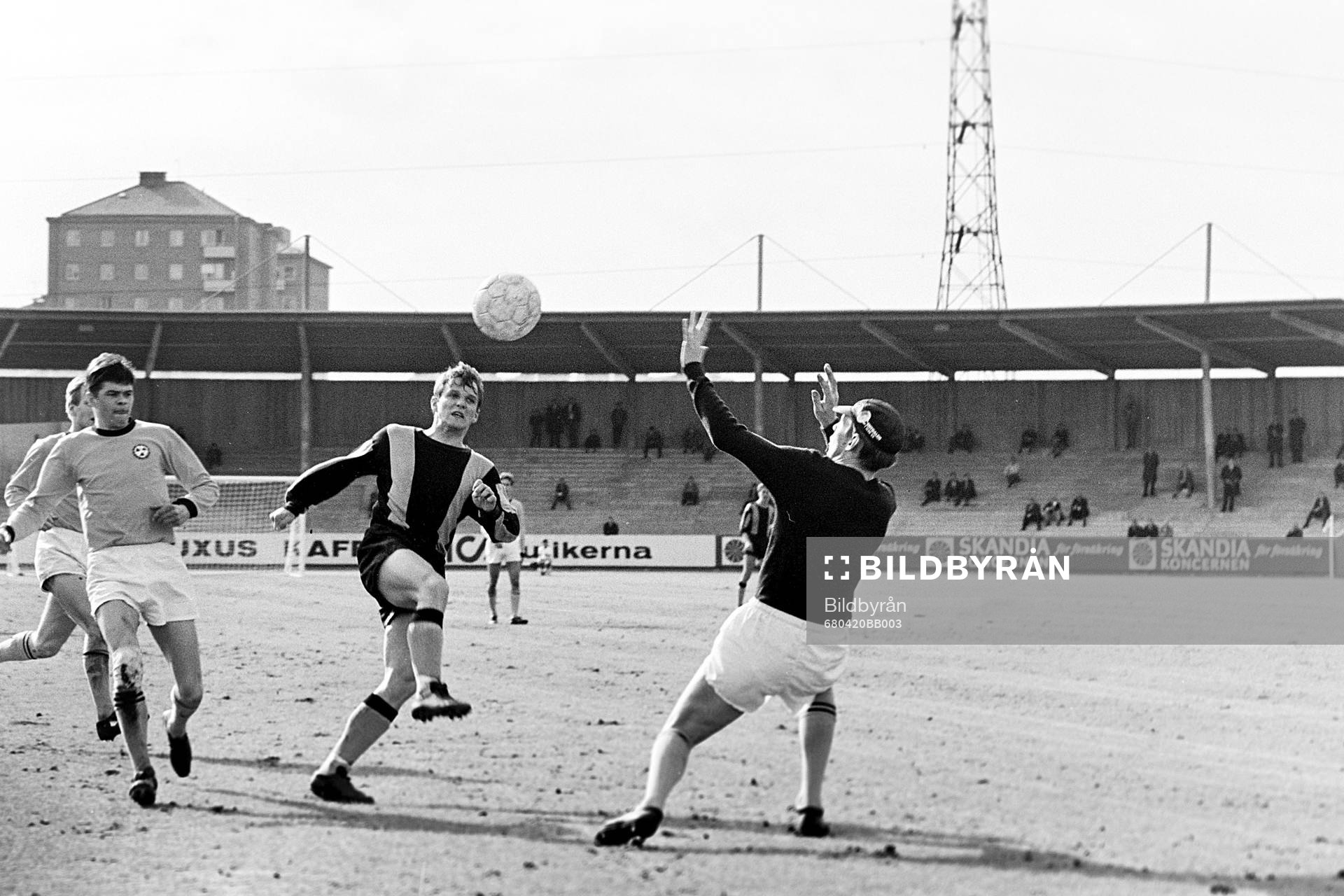 Hammarbys femmålsskytt Rolf Andersson gör ett av sina mål