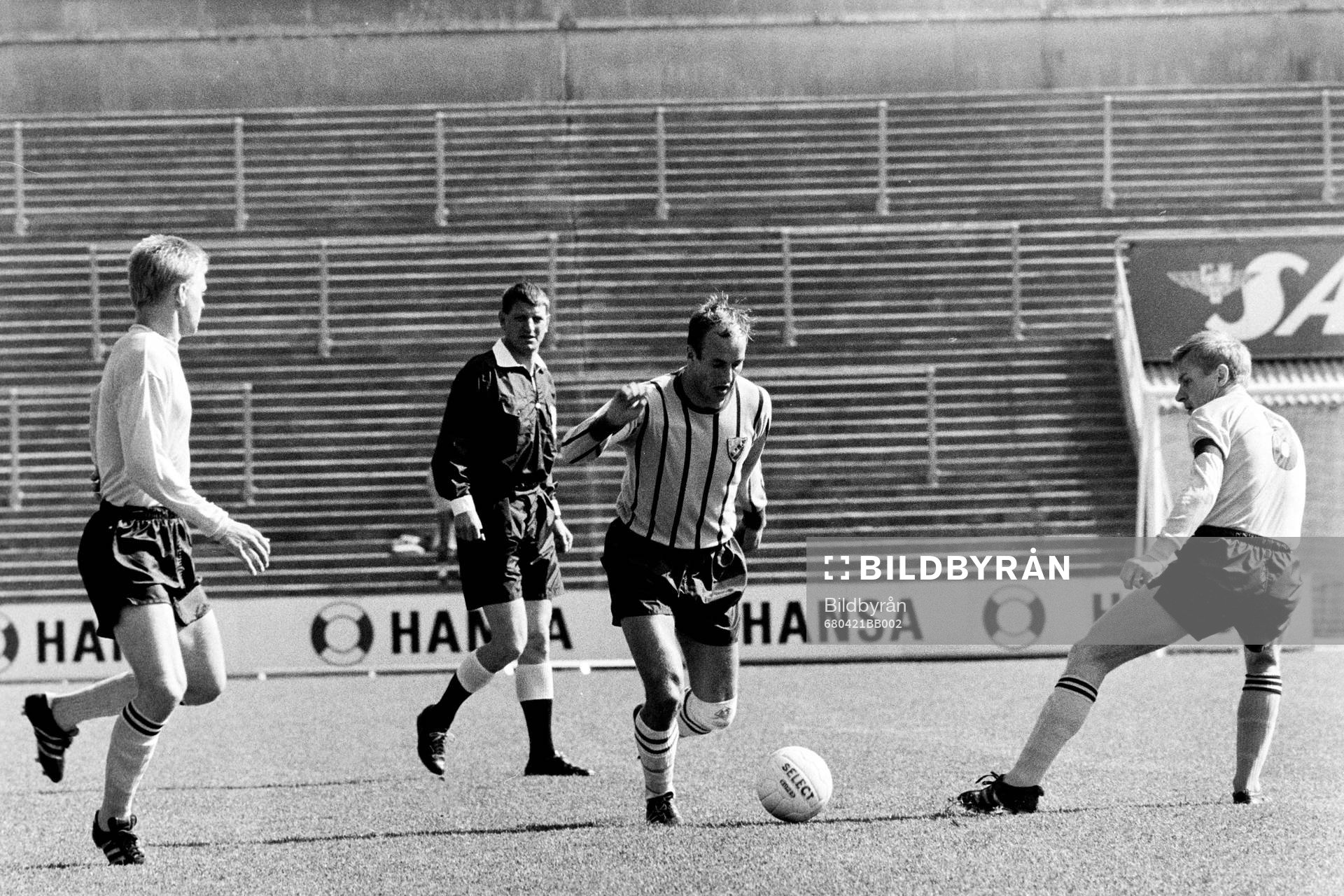 Djurgårdens Sven Lindman med bollen