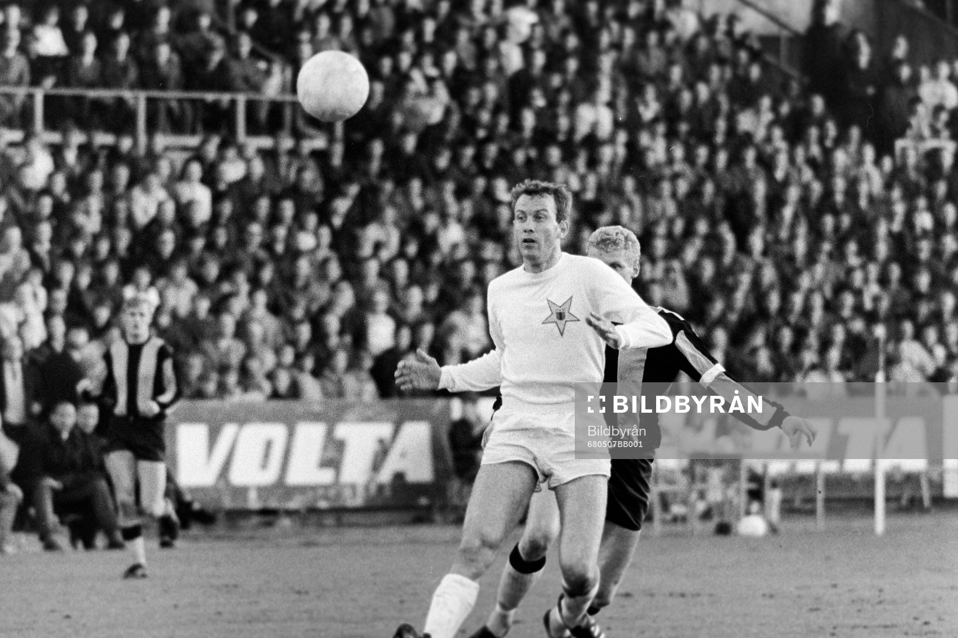 Hammarbys Tom Turesson i kamp om bollen