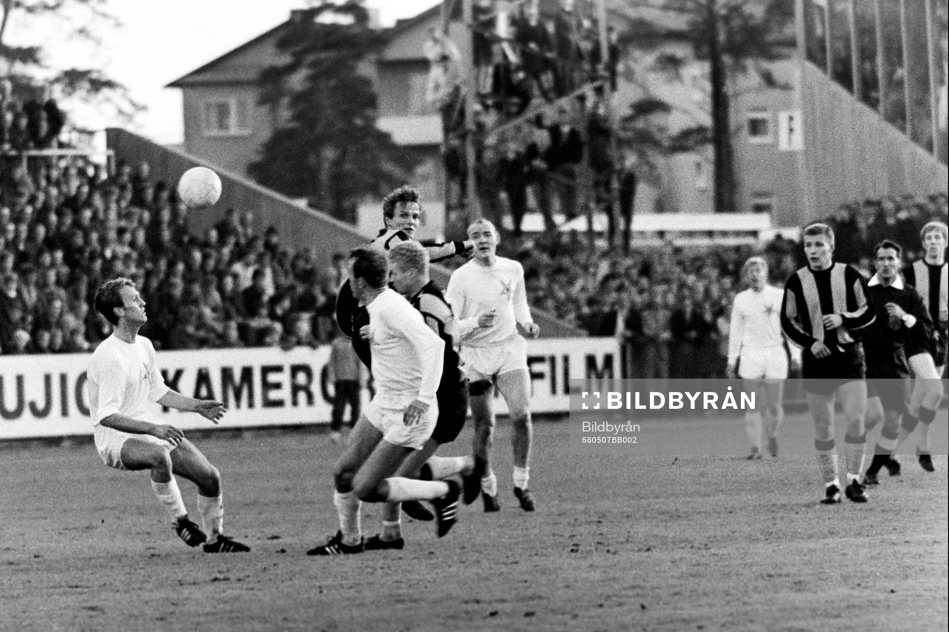 Fotboll, Div 2 Svealand, Hammarby - Sirius, 5-2: Hammarbys Tom Turesson och Rolf Andersson i kamp med siriusspelare. I bakgrunden Hans Mild.