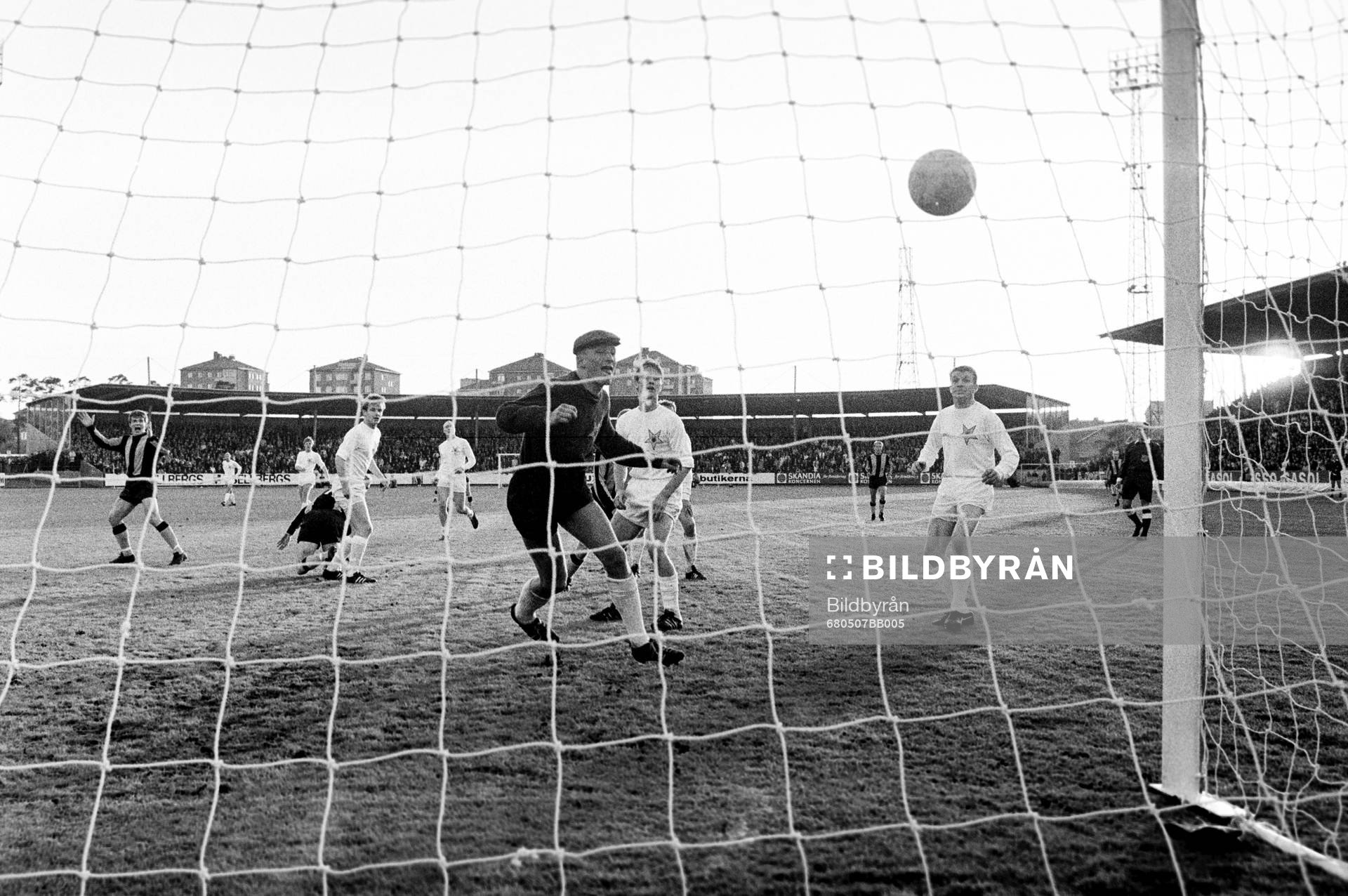 Fotboll, Div 2 Svealand, Hammarby - Sirius, 5-2: Bollen på väg in i mål bakom sirius målvakt..