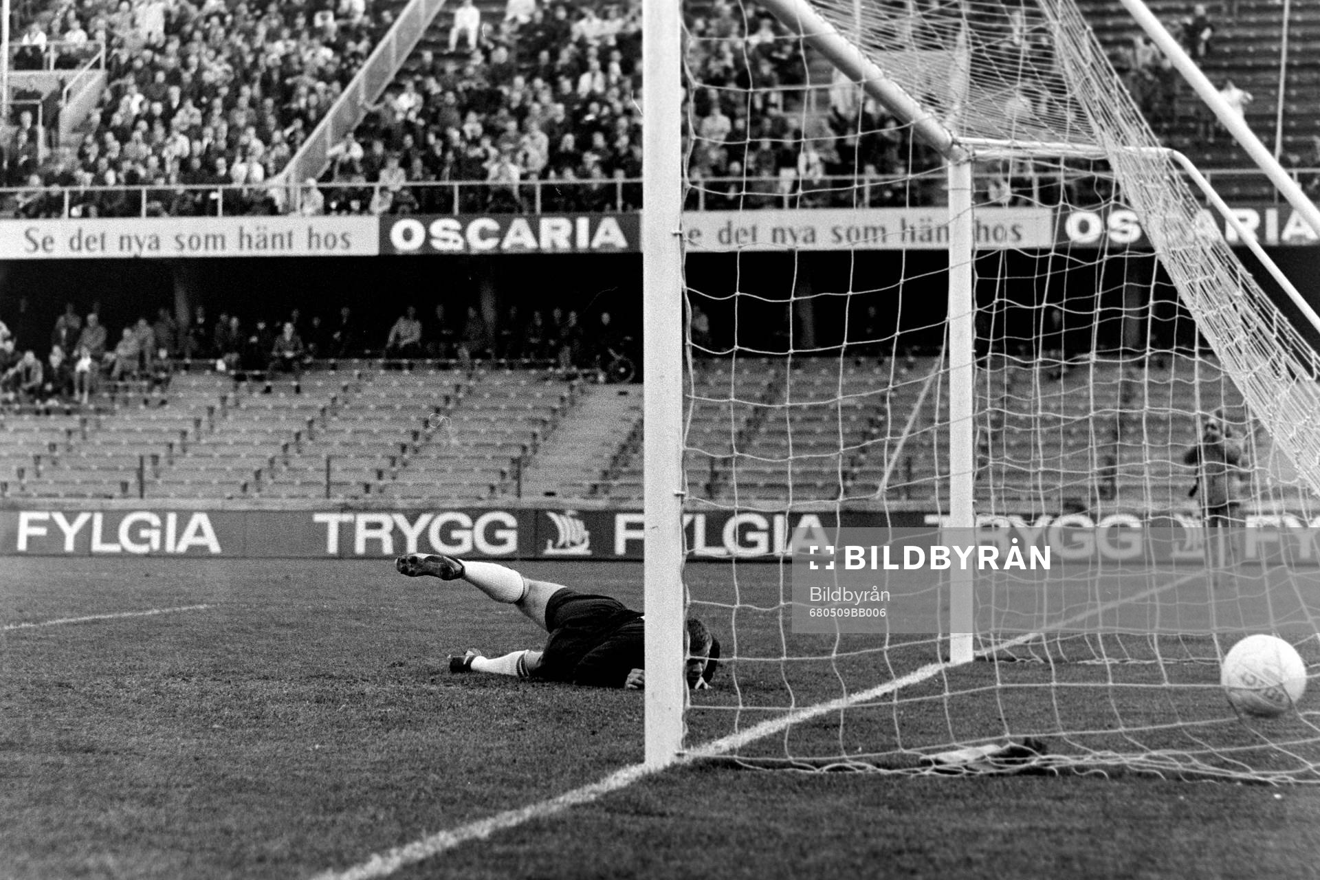 Bollen i mål bakom Ronney Pettersson, målvakt i