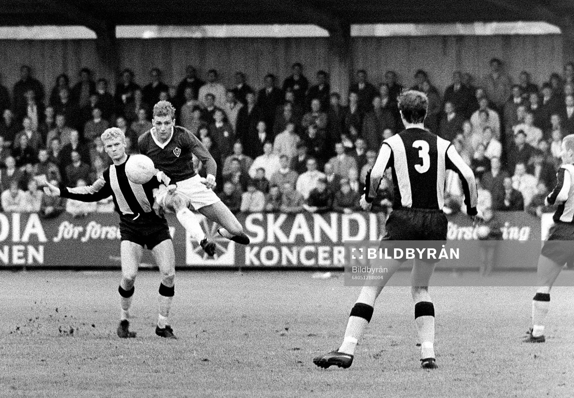 Fotboll, Div 2 Svealand, Hammarby - Brage, 5-3: Tom Turesson, Hammarby till vänster i kamp om bollen.
