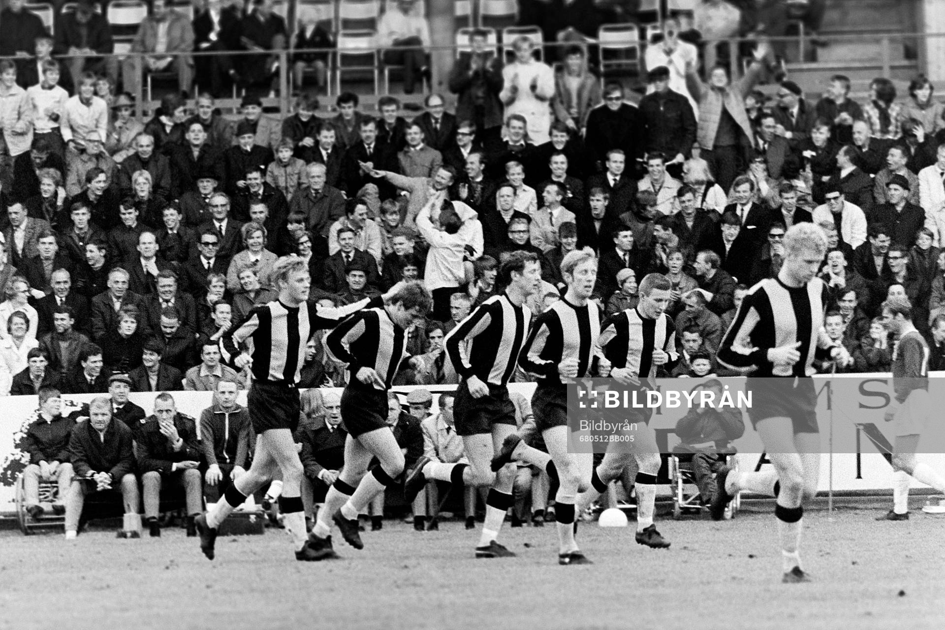 Fotboll, Div 2 Svealand, Hammarby - Brage, 5-3: Jubel i hammarby efter mål. Fr, v Lars-Ove Holmberg, Rolf Andersson, Lars Hellberg, Lars Lundqvist, Kenneth Ohlsson och Tom Turesson.