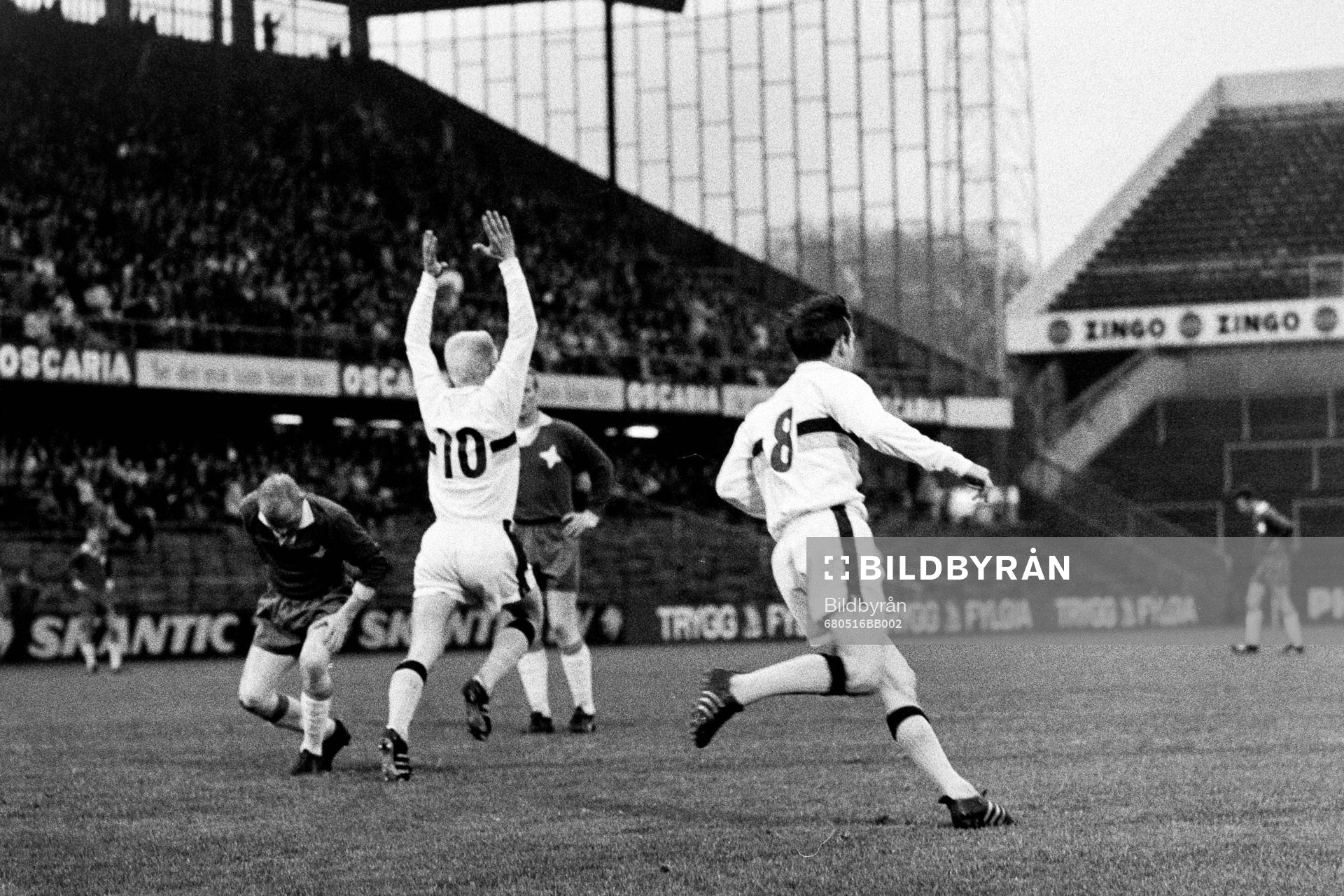 Fotboll, Allsvenskan, AIK - Norrköping, 1-1: Roland Lundblad, AIK kvitterar och jublar tillsammans med Tord Grip.